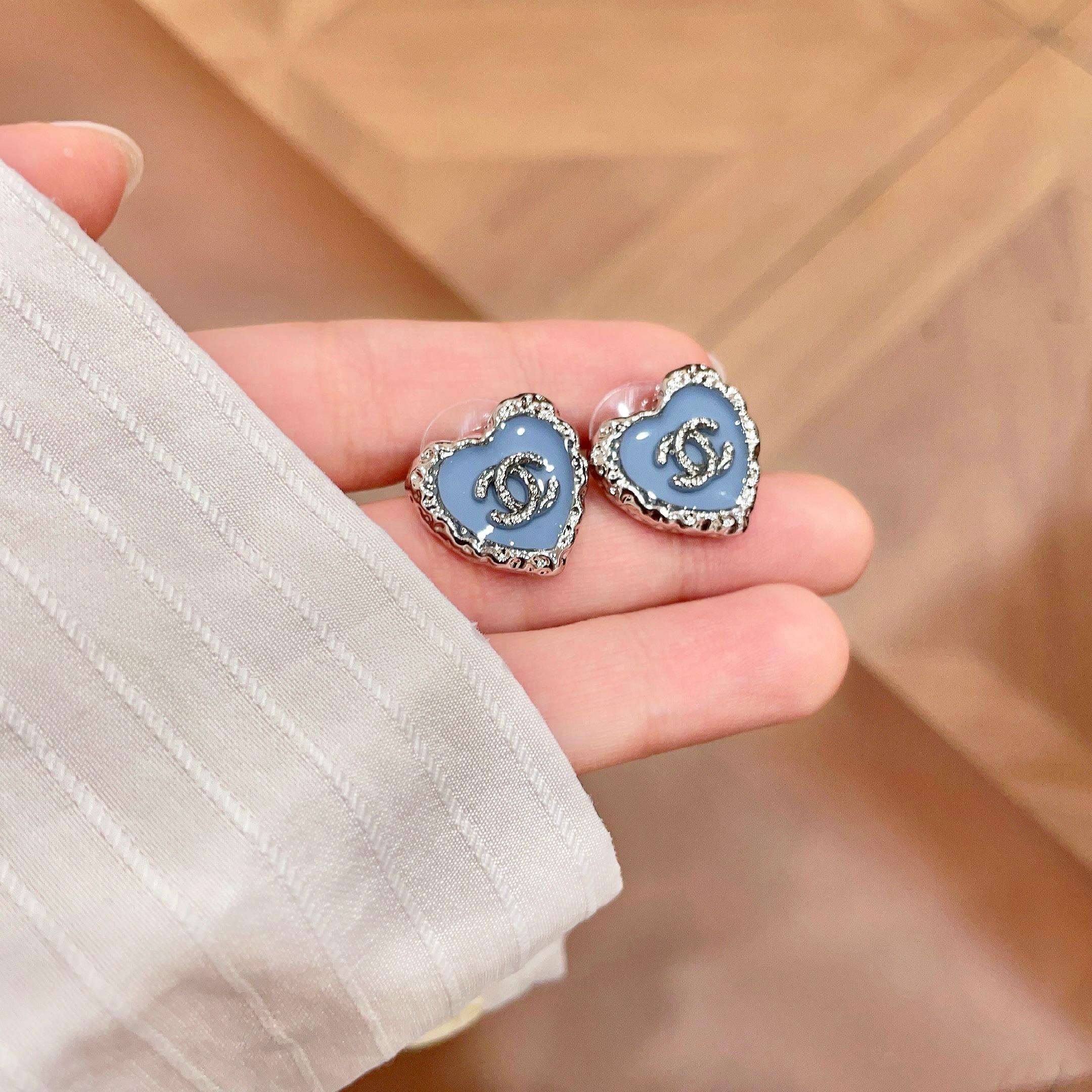 Chanel香奈儿 中古 耳钉👀小香家的款式真心无需多介绍😘🎶每一款都超好看，精致大方，非常显气质