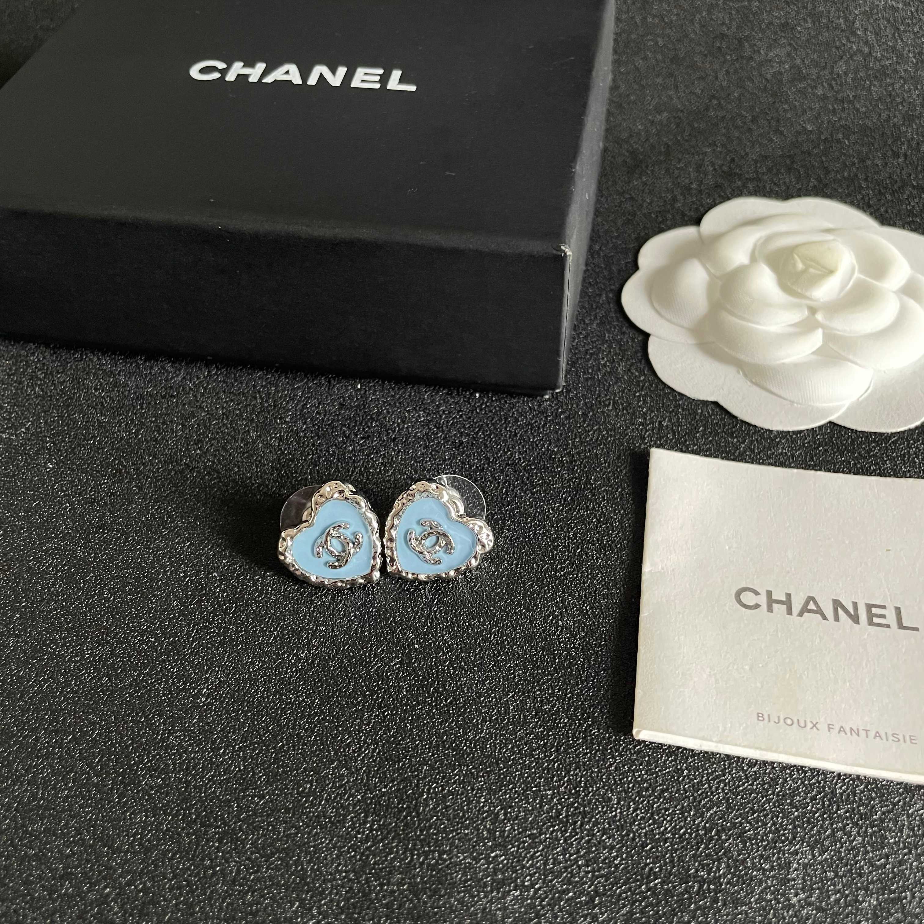 Chanel香奈儿 中古 耳钉👀小香家的款式真心无需多介绍😘🎶每一款都超好看，精致大方，非常显气质