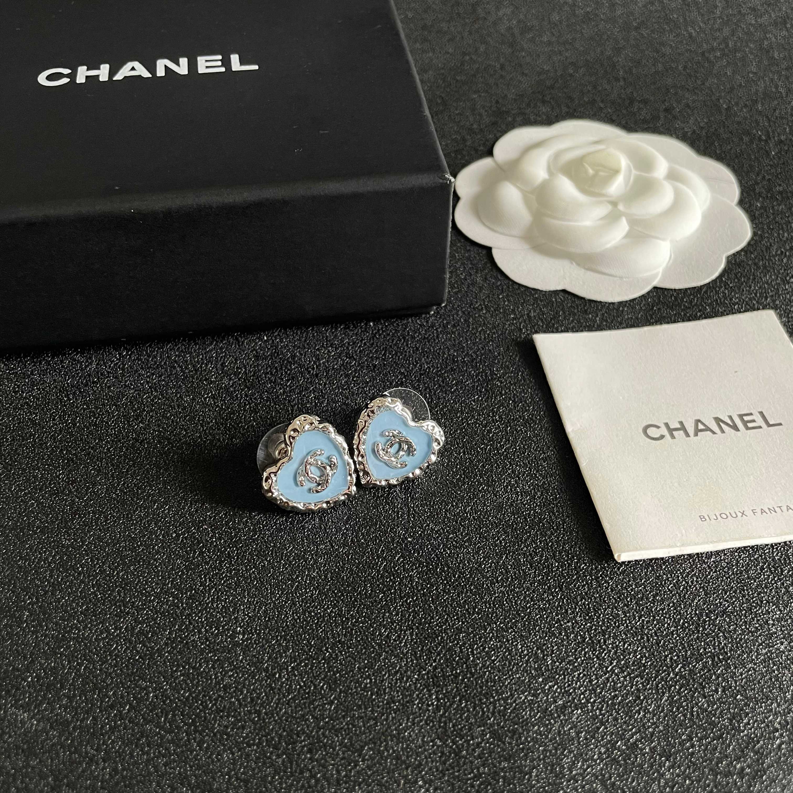 Chanel香奈儿 中古 耳钉👀小香家的款式真心无需多介绍😘🎶每一款都超好看，精致大方，非常显气质
