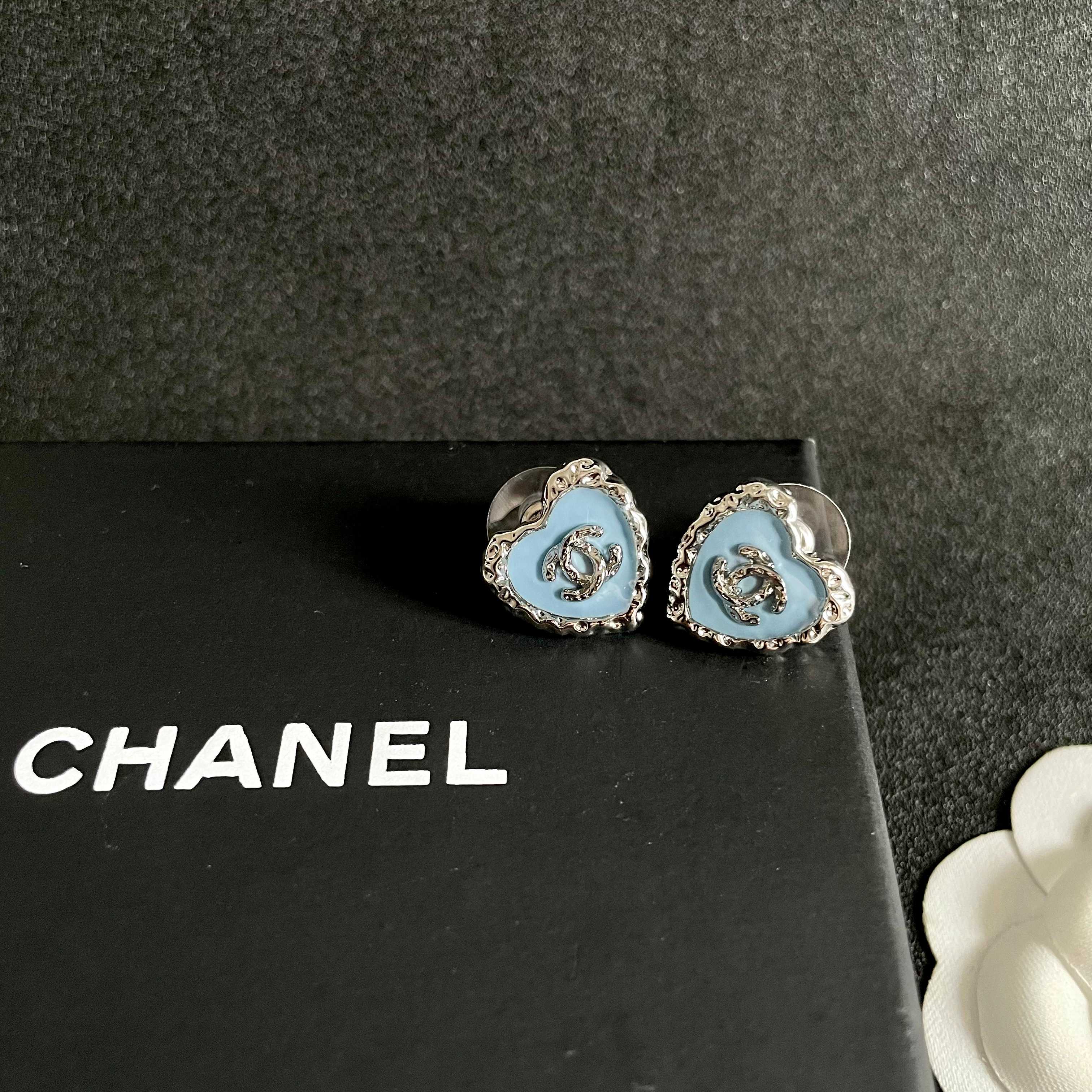 Chanel香奈儿 中古 耳钉👀小香家的款式真心无需多介绍😘🎶每一款都超好看，精致大方，非常显气质