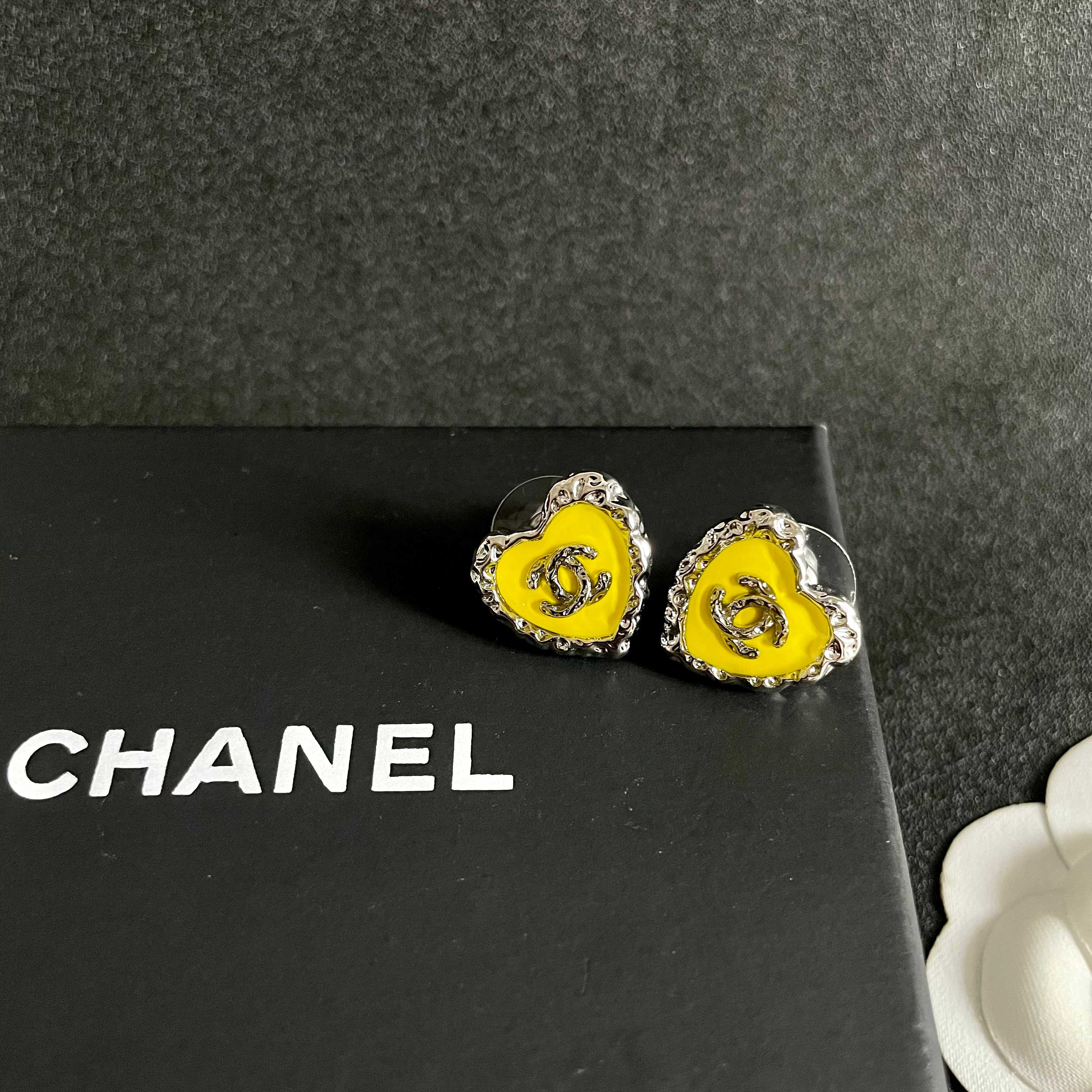 Chanel香奈儿 中古 耳钉👀小香家的款式真心无需多介绍😘🎶每一款都超好看，精致大方，非常显气质
