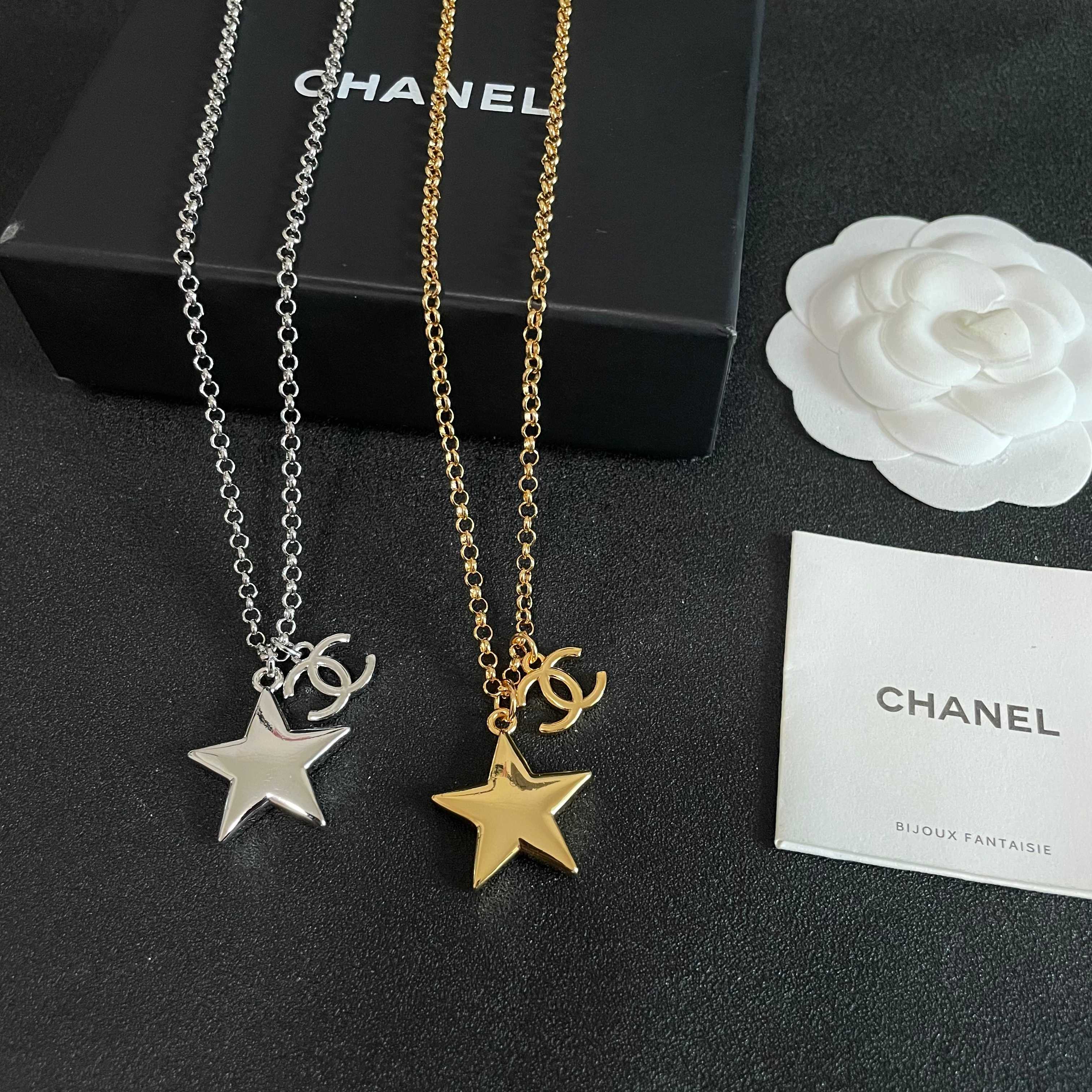 Chanel香奈儿 中古 字母项链👀小香家的款式真心无需多介绍😘🎶每一款都超好看，精致大方，非常显气质.