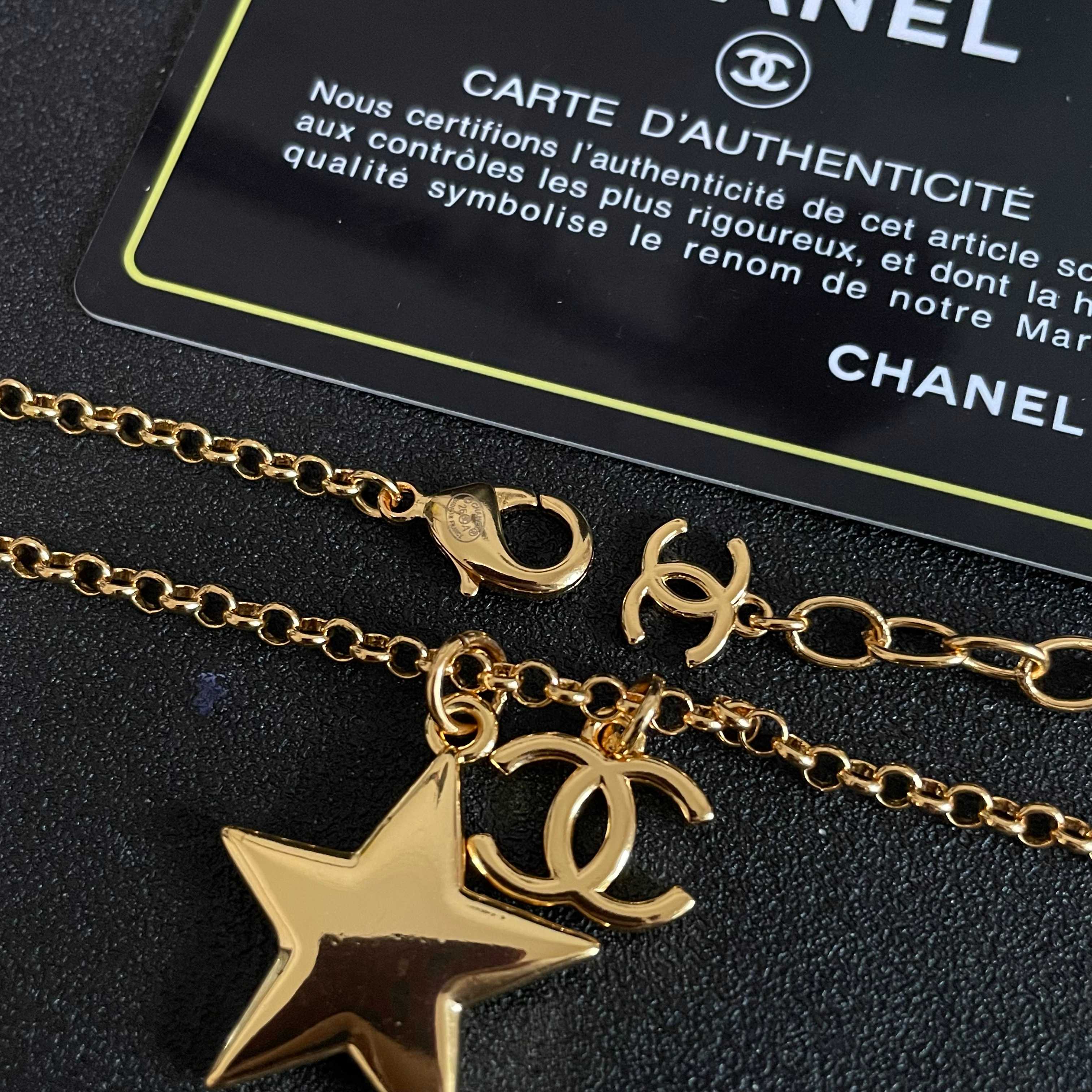 Chanel香奈儿 中古 字母项链👀小香家的款式真心无需多介绍😘🎶每一款都超好看，精致大方，非常显气质.