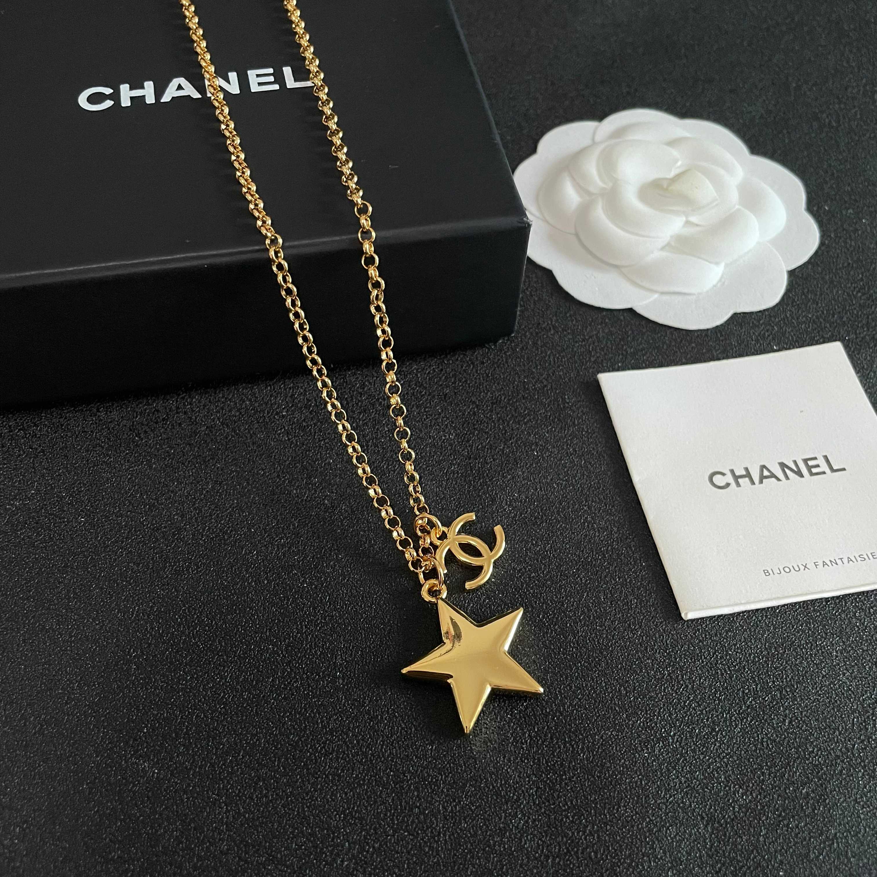 Chanel香奈儿 中古 字母项链👀小香家的款式真心无需多介绍😘🎶每一款都超好看，精致大方，非常显气质.