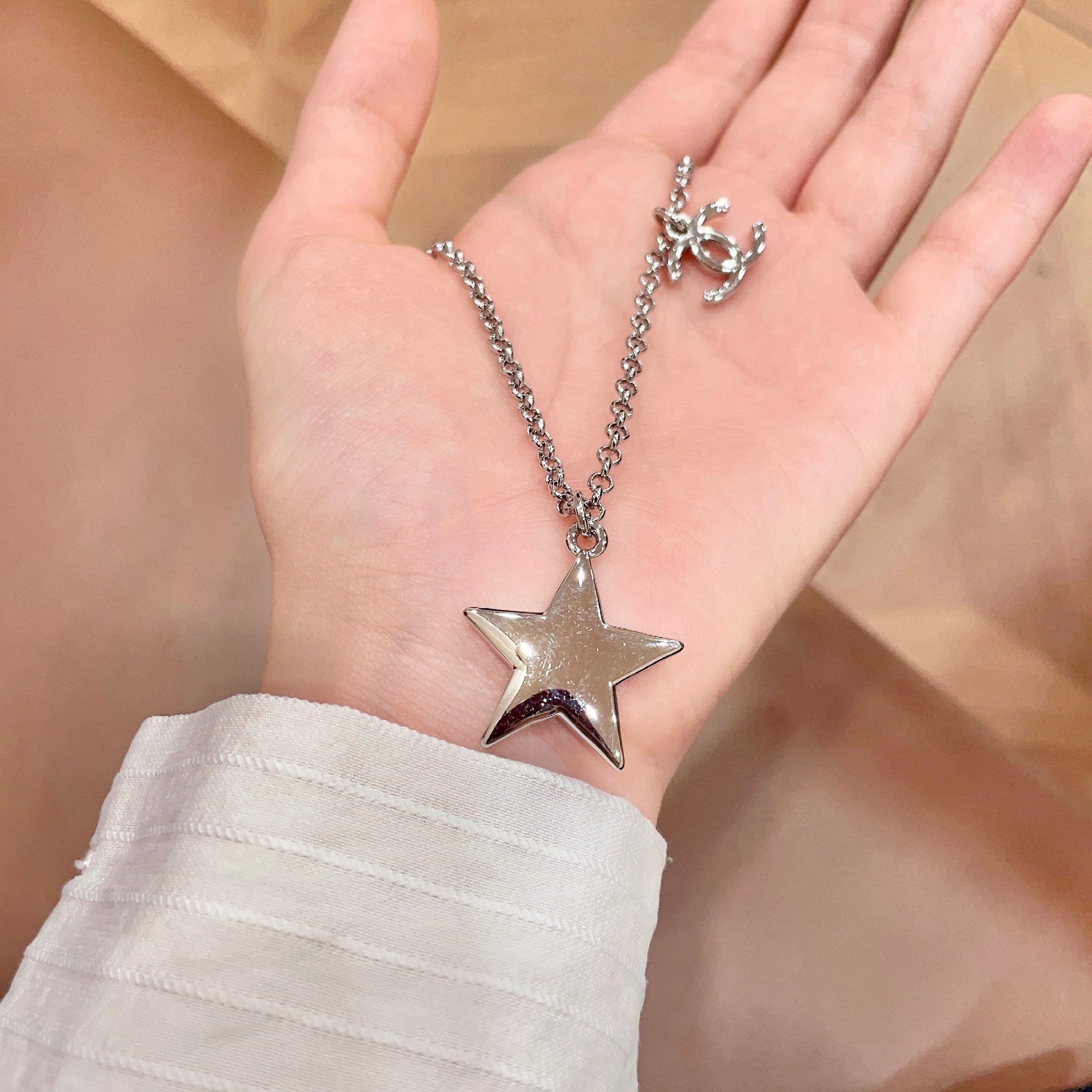 Chanel香奈儿 中古 字母项链👀小香家的款式真心无需多介绍😘🎶每一款都超好看，精致大方，非常显气质.