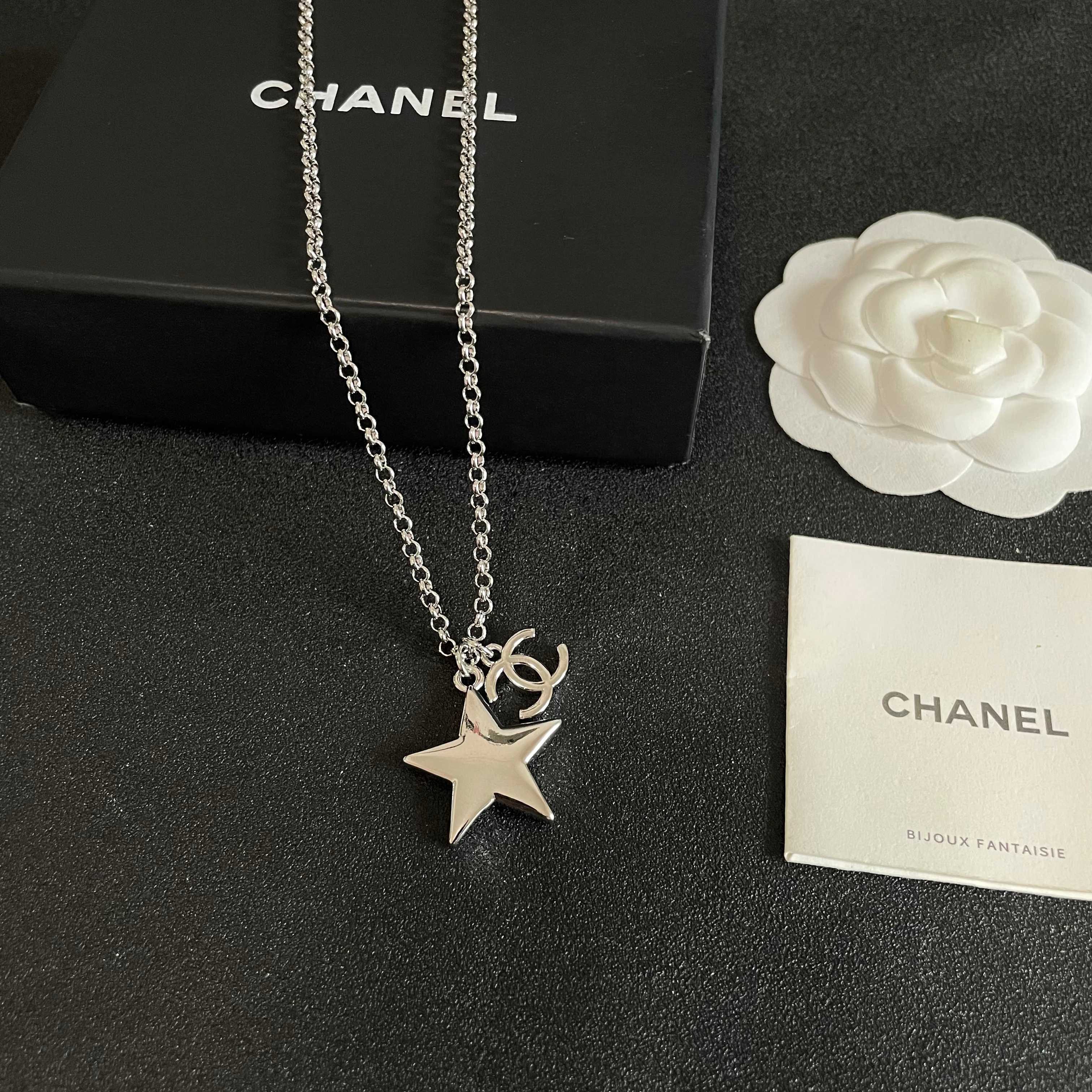 Chanel香奈儿 中古 字母项链👀小香家的款式真心无需多介绍😘🎶每一款都超好看，精致大方，非常显气质.