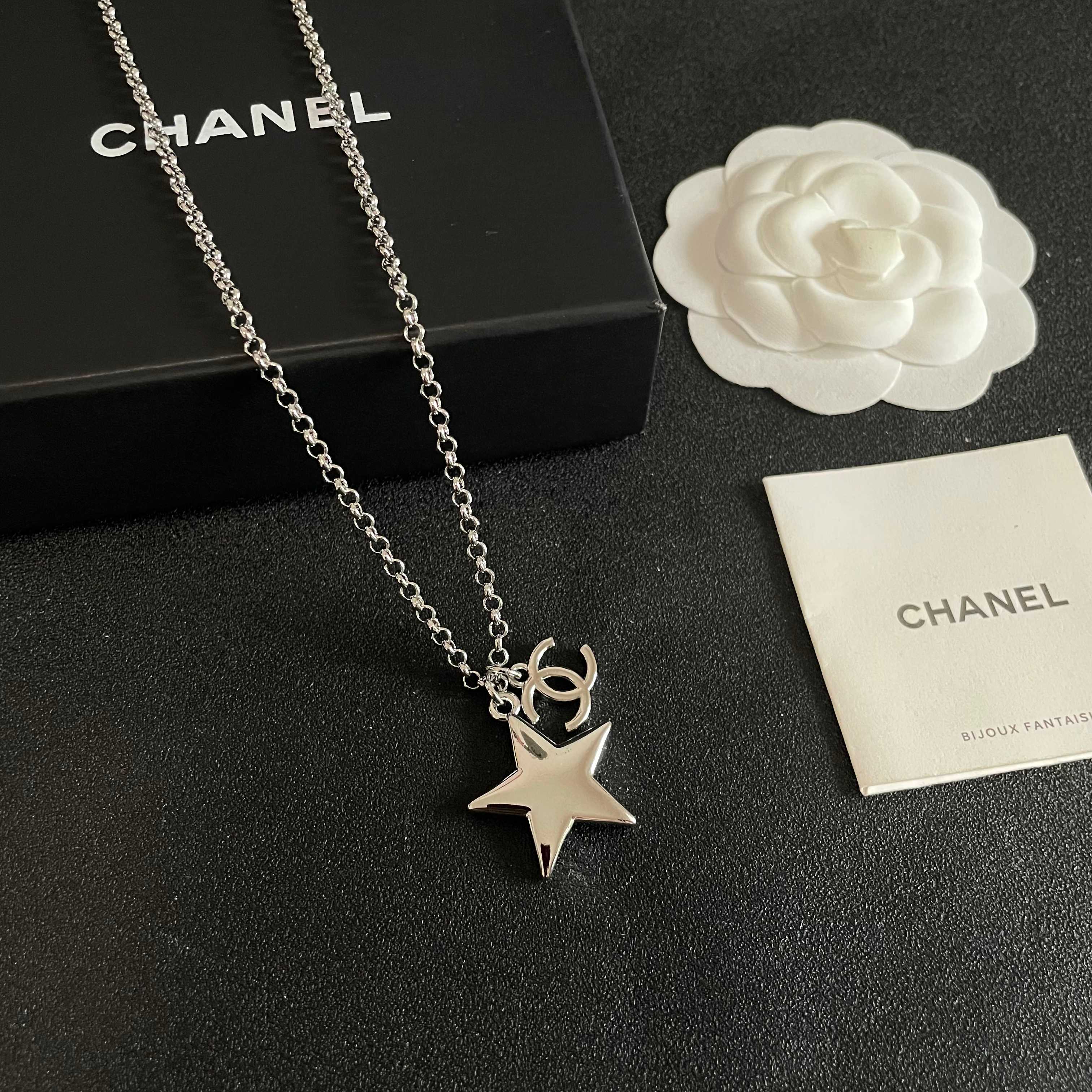 Chanel香奈儿 中古 字母项链👀小香家的款式真心无需多介绍😘🎶每一款都超好看，精致大方，非常显气质.