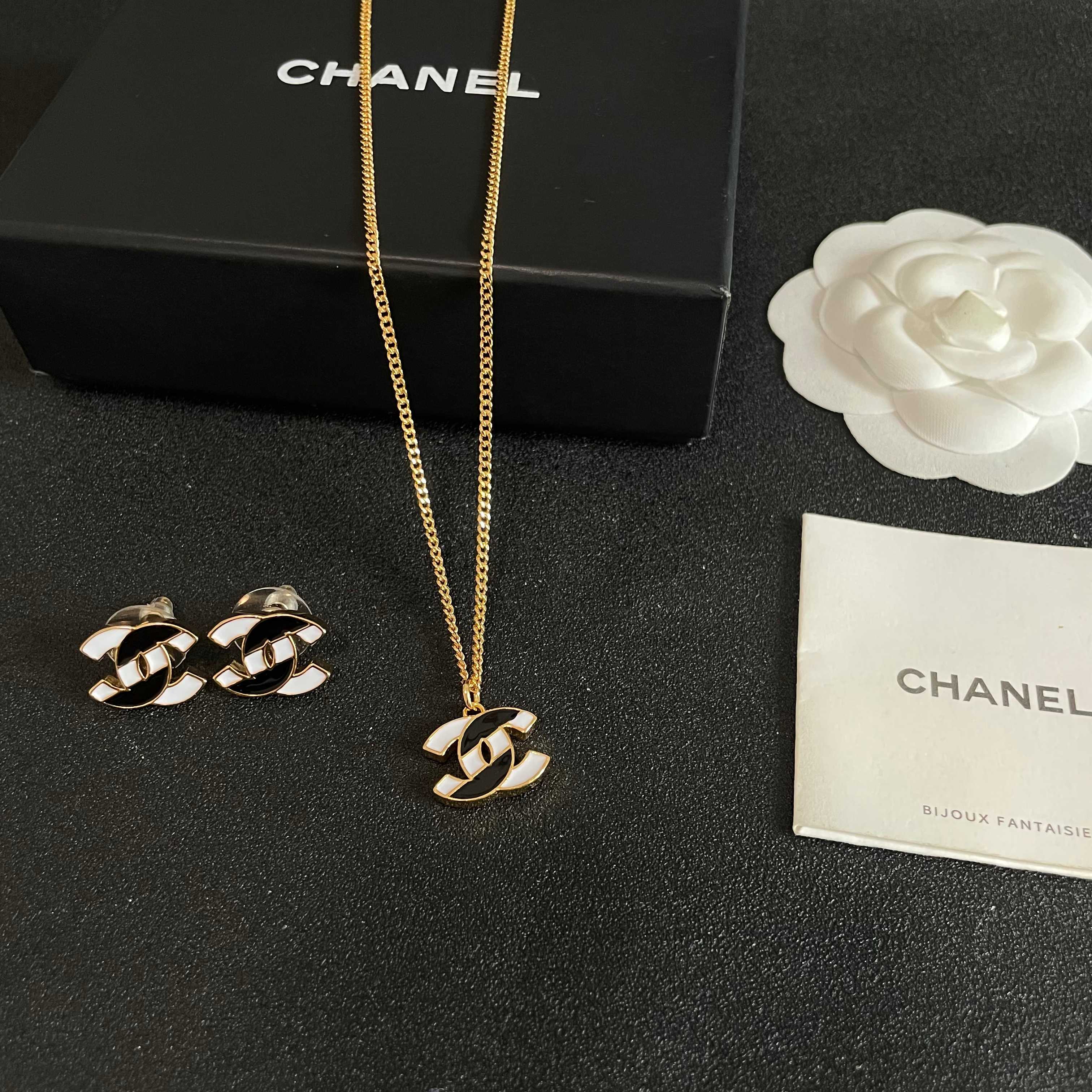 Chanel香奈儿 中古 耳钉👀小香家的款式真心无需多介绍😘🎶每一款都超好看，精致大方，非常显气质