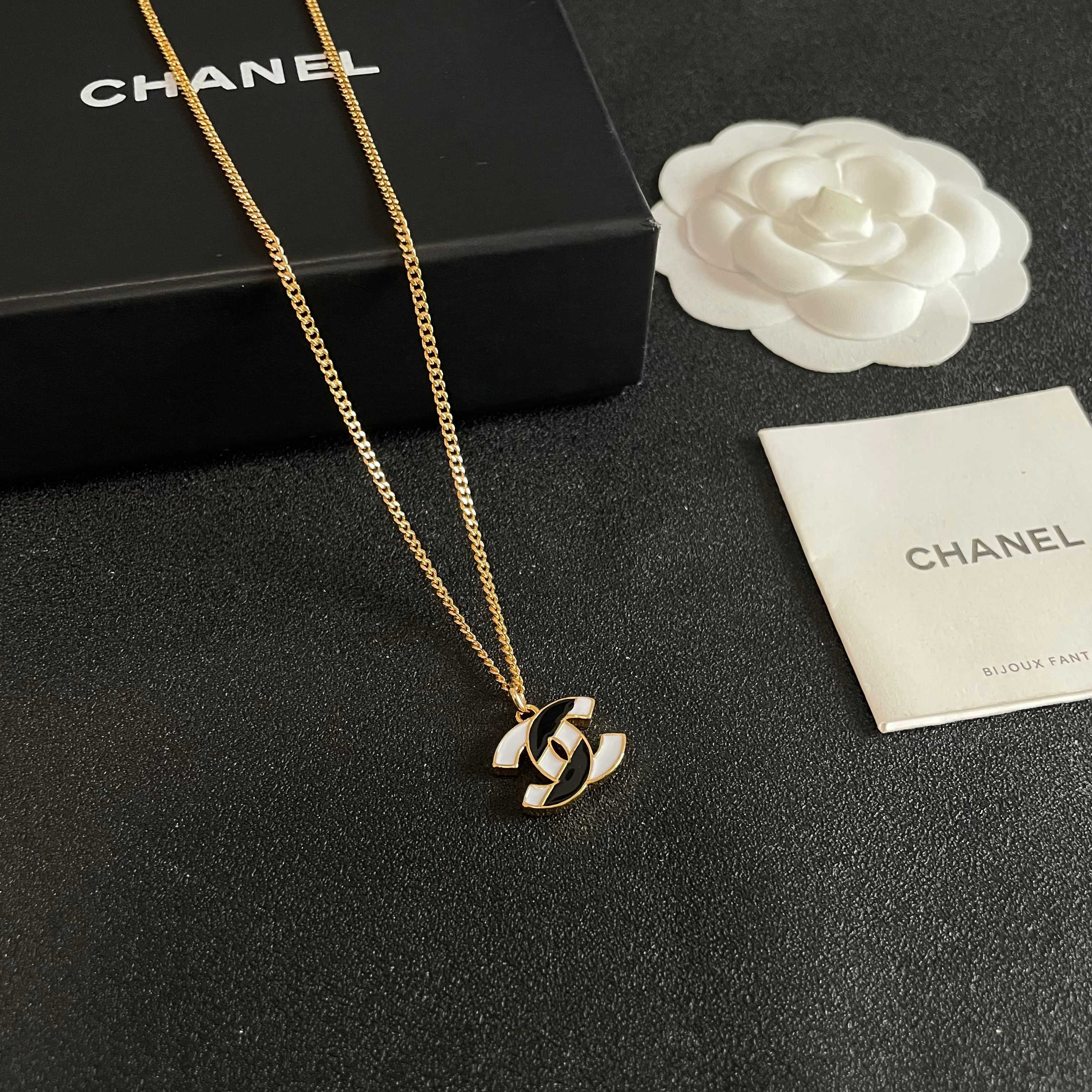 Chanel香奈儿 中古 字母项链👀小香家的款式真心无需多介绍😘🎶每一款都超好看，精致大方，非常显气质.