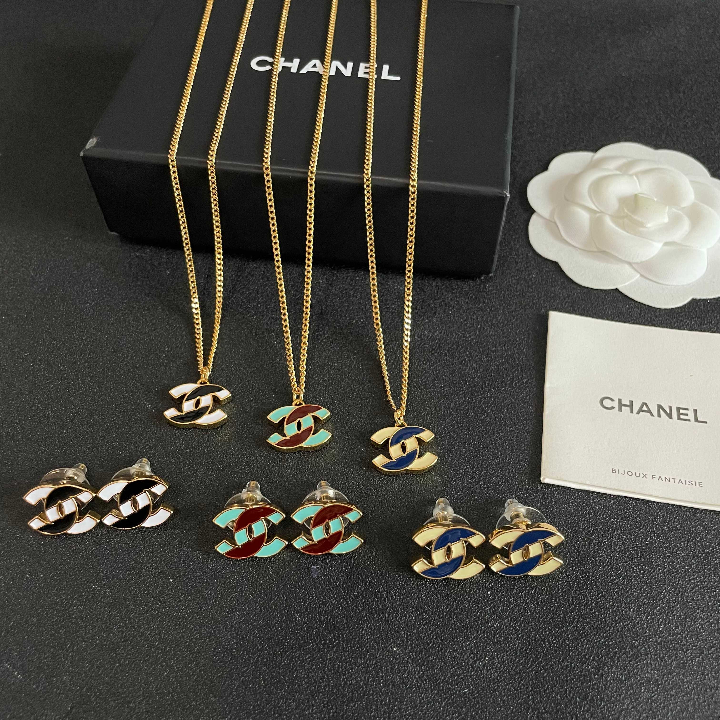 Chanel香奈儿 中古 耳钉👀小香家的款式真心无需多介绍😘🎶每一款都超好看，精致大方，非常显气质
