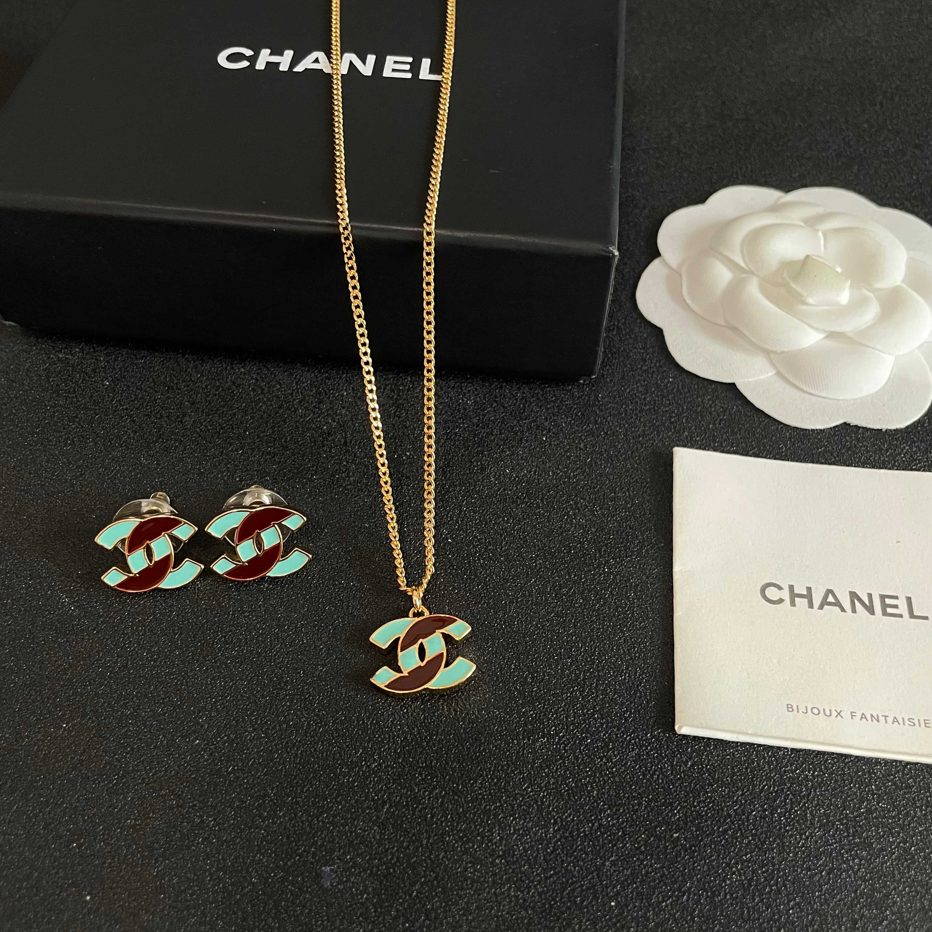 Chanel香奈儿 中古 耳钉👀小香家的款式真心无需多介绍😘🎶每一款都超好看，精致大方，非常显气质