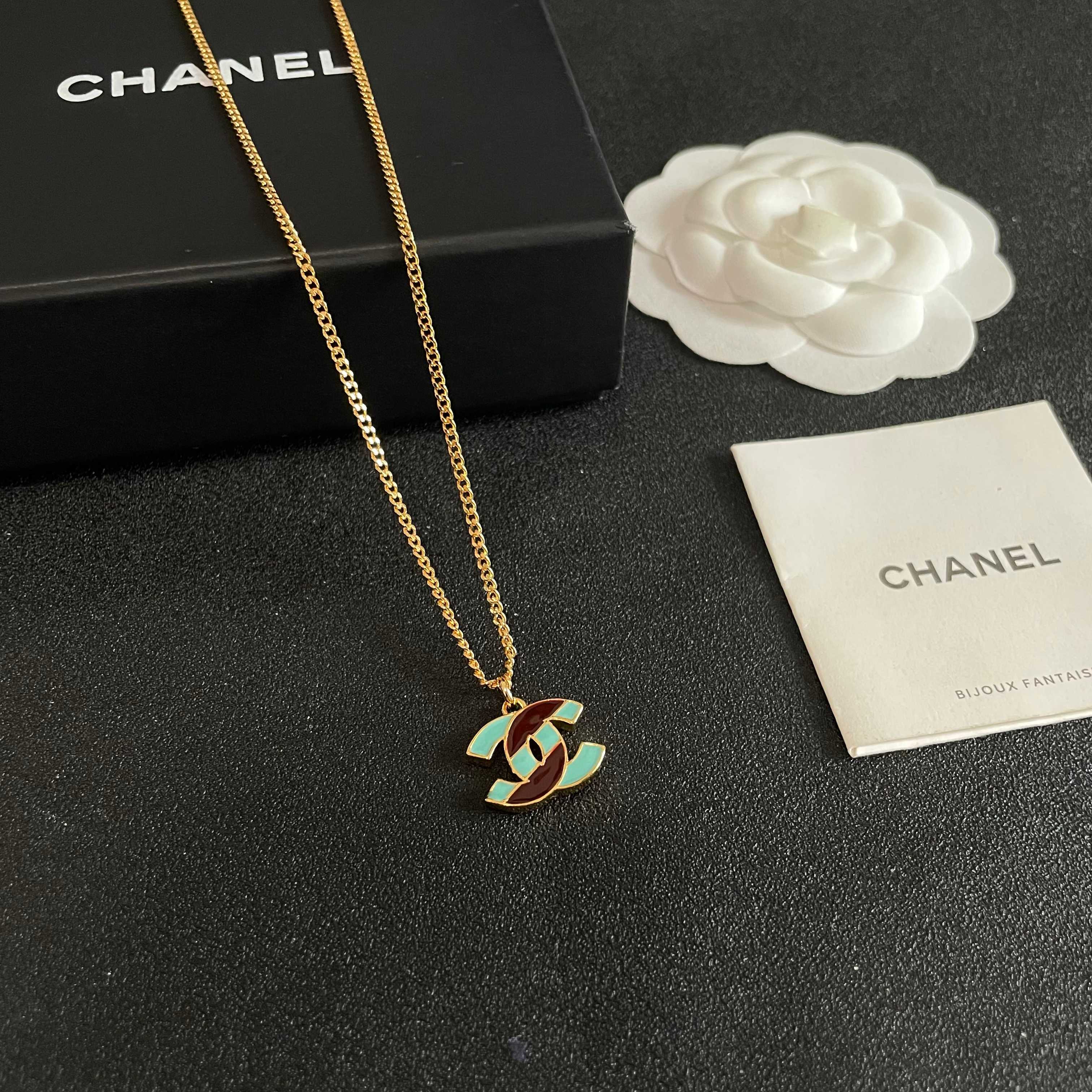 Chanel香奈儿 中古 字母项链👀小香家的款式真心无需多介绍😘🎶每一款都超好看，精致大方，非常显气质.