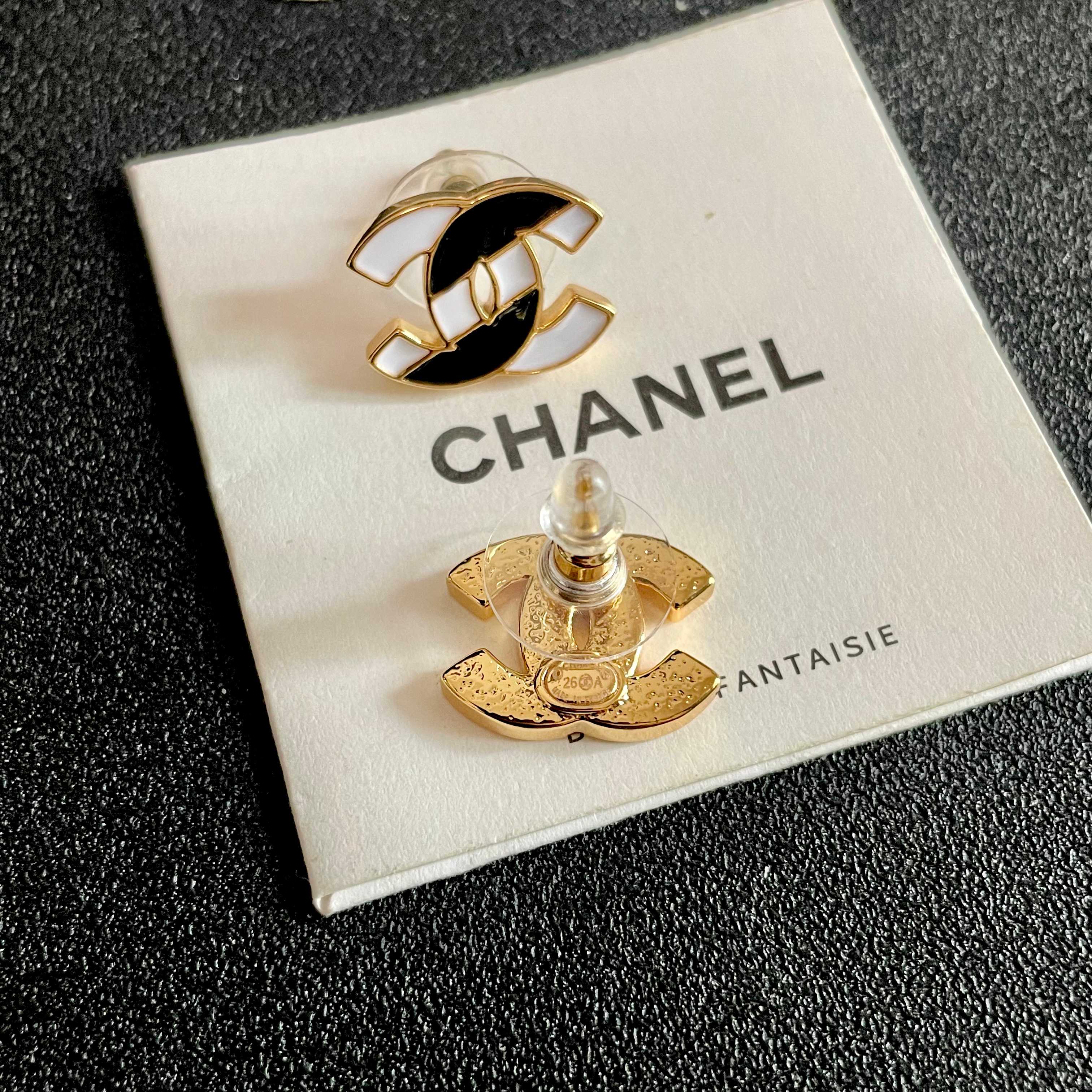 Chanel香奈儿 中古 耳钉👀小香家的款式真心无需多介绍😘🎶每一款都超好看，精致大方，非常显气质
