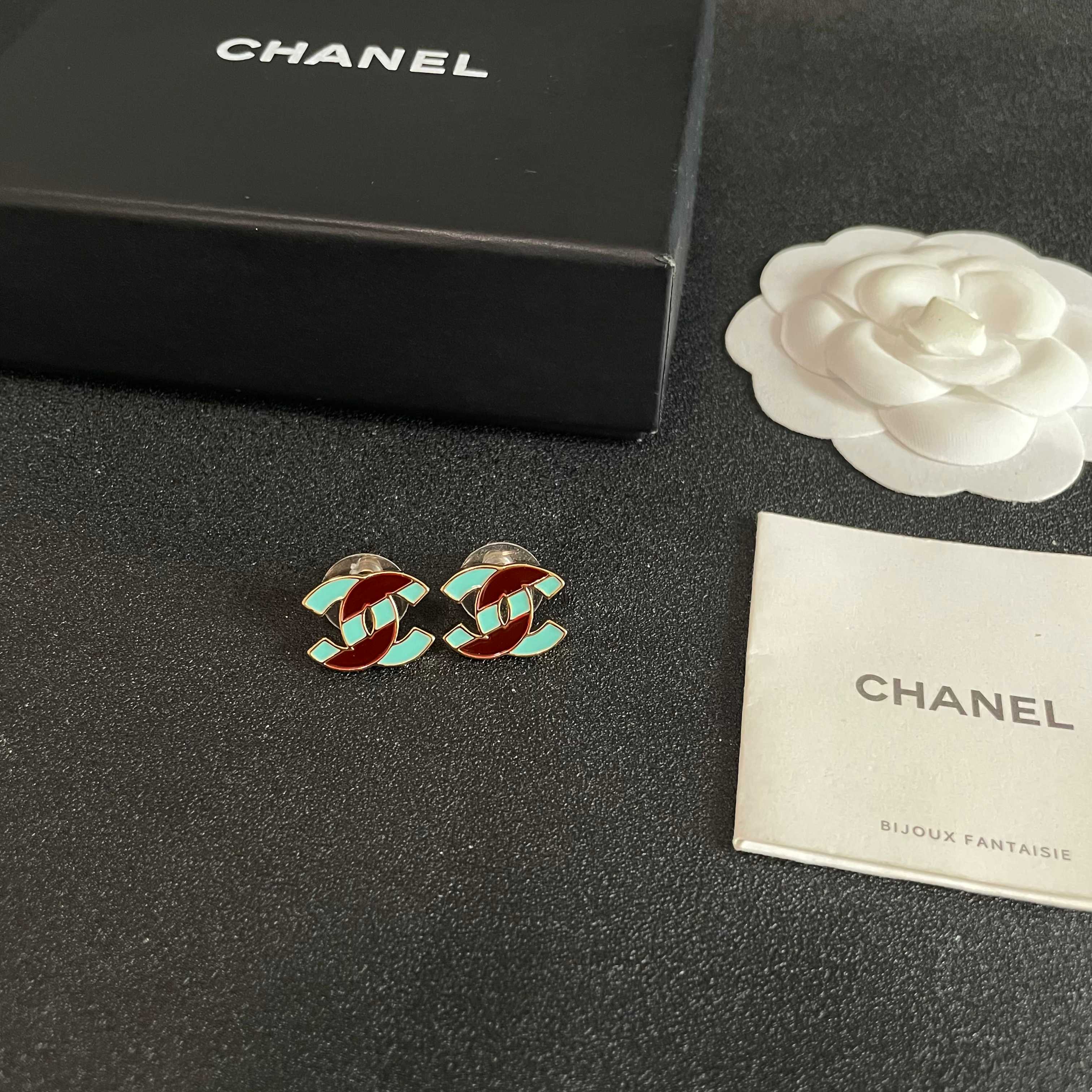 Chanel香奈儿 中古 耳钉👀小香家的款式真心无需多介绍😘🎶每一款都超好看，精致大方，非常显气质
