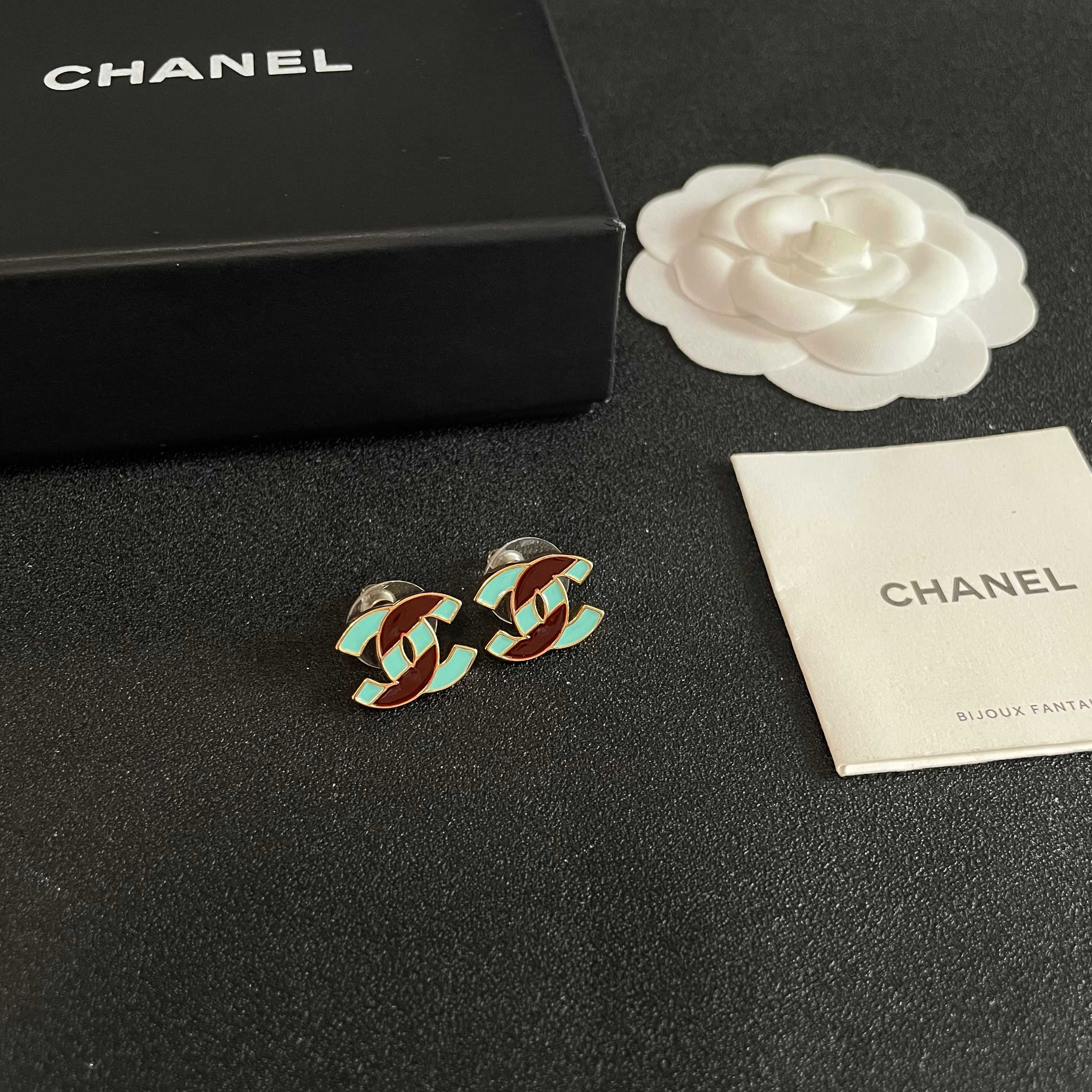 Chanel香奈儿 中古 耳钉👀小香家的款式真心无需多介绍😘🎶每一款都超好看，精致大方，非常显气质