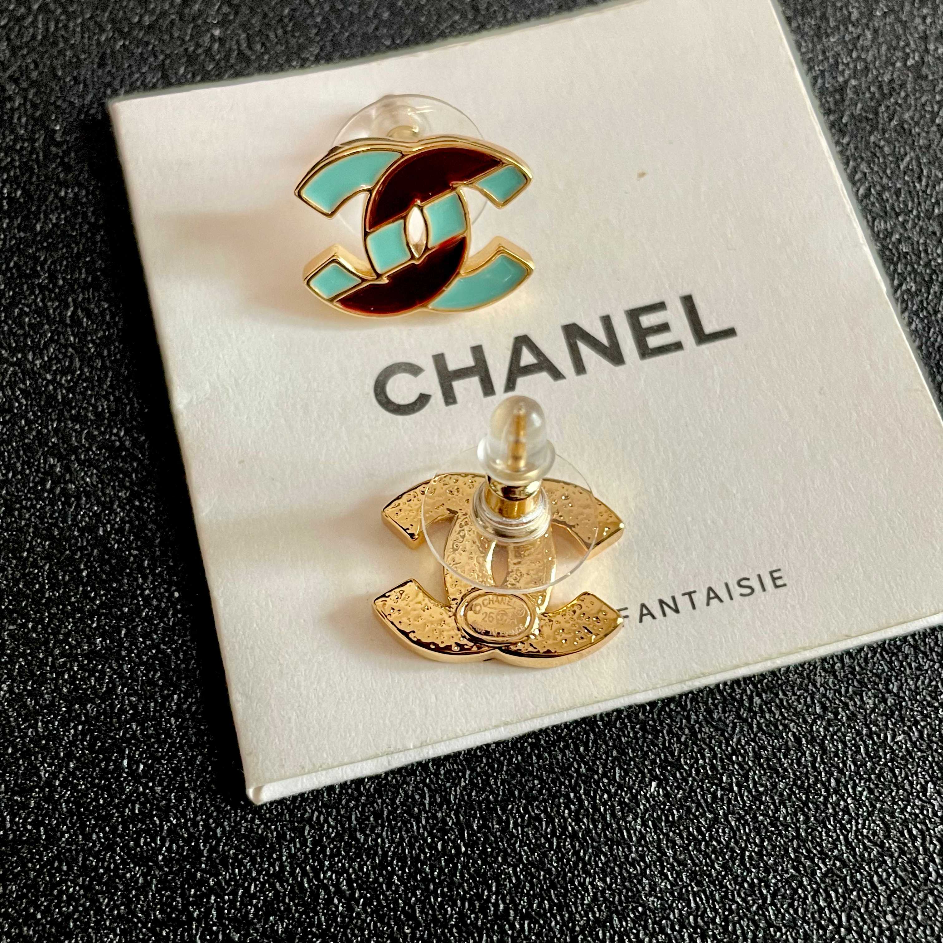 Chanel香奈儿 中古 耳钉👀小香家的款式真心无需多介绍😘🎶每一款都超好看，精致大方，非常显气质