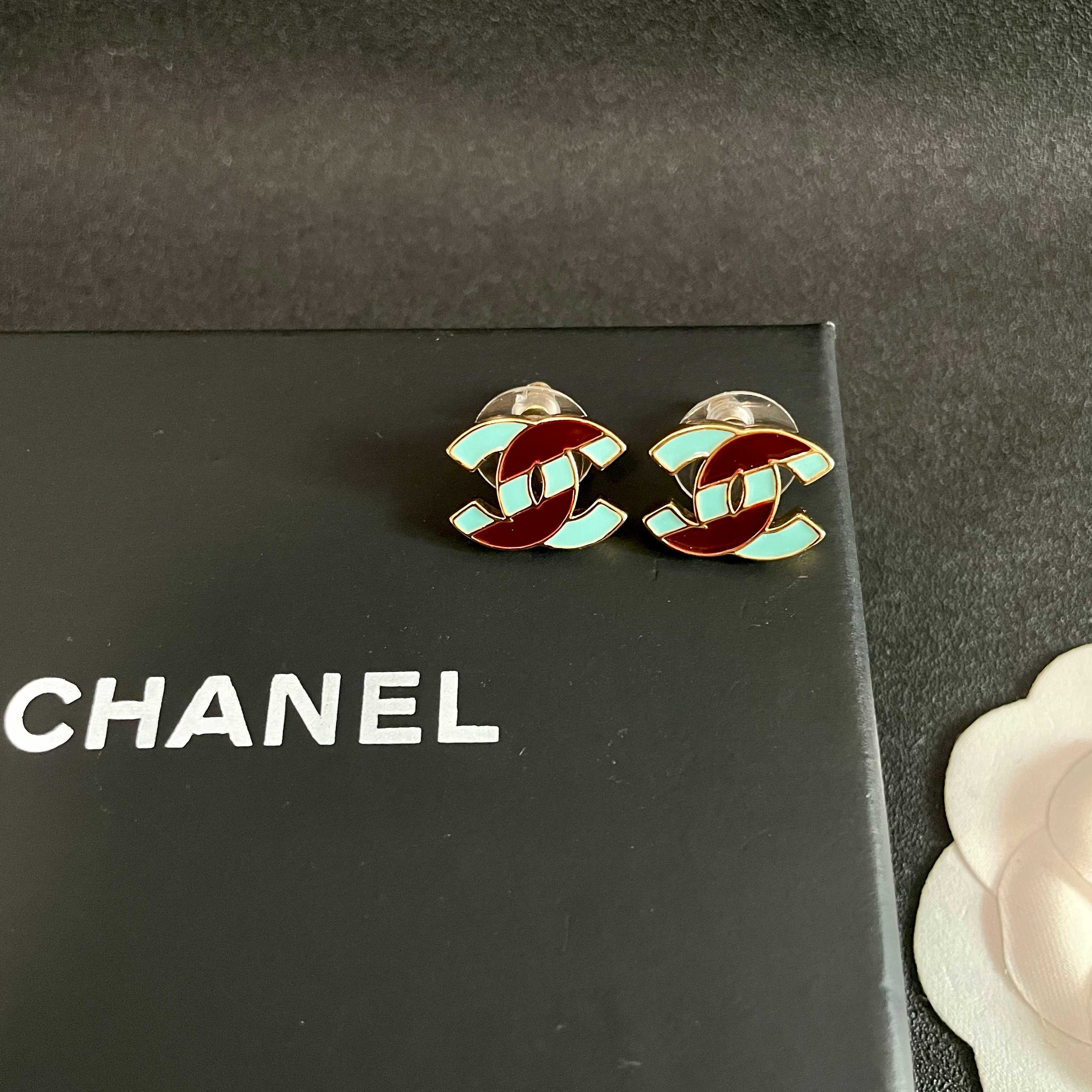 Chanel香奈儿 中古 耳钉👀小香家的款式真心无需多介绍😘🎶每一款都超好看，精致大方，非常显气质