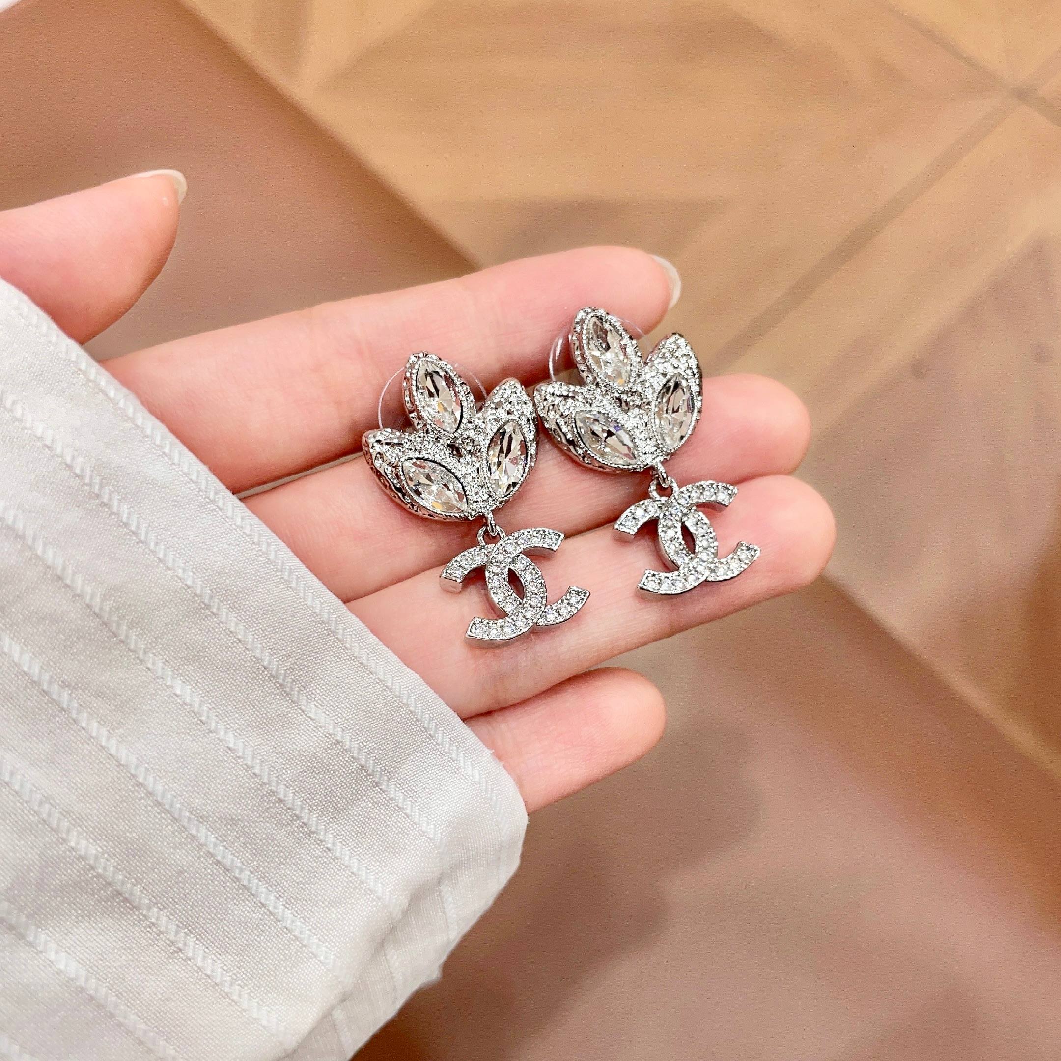 Chanel香奈儿 中古 耳钉👀小香家的款式真心无需多介绍😘🎶每一款都超好看，精致大方，非常显气质