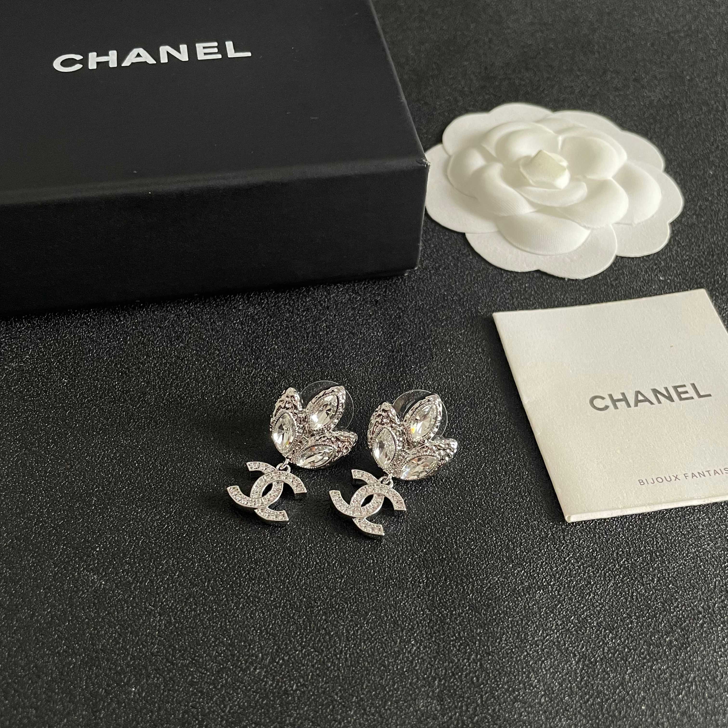 Chanel香奈儿 中古 耳钉👀小香家的款式真心无需多介绍😘🎶每一款都超好看，精致大方，非常显气质