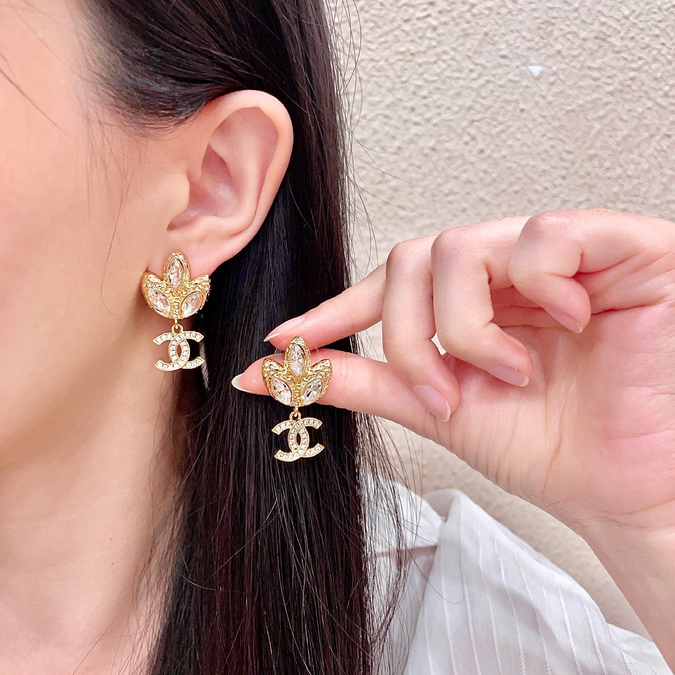 Chanel香奈儿 中古 耳钉👀小香家的款式真心无需多介绍😘🎶每一款都超好看，精致大方，非常显气质