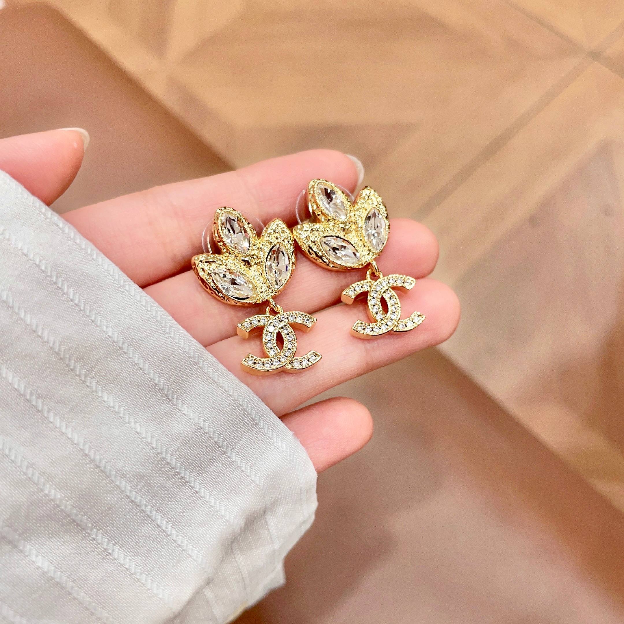 Chanel香奈儿 中古 耳钉👀小香家的款式真心无需多介绍😘🎶每一款都超好看，精致大方，非常显气质