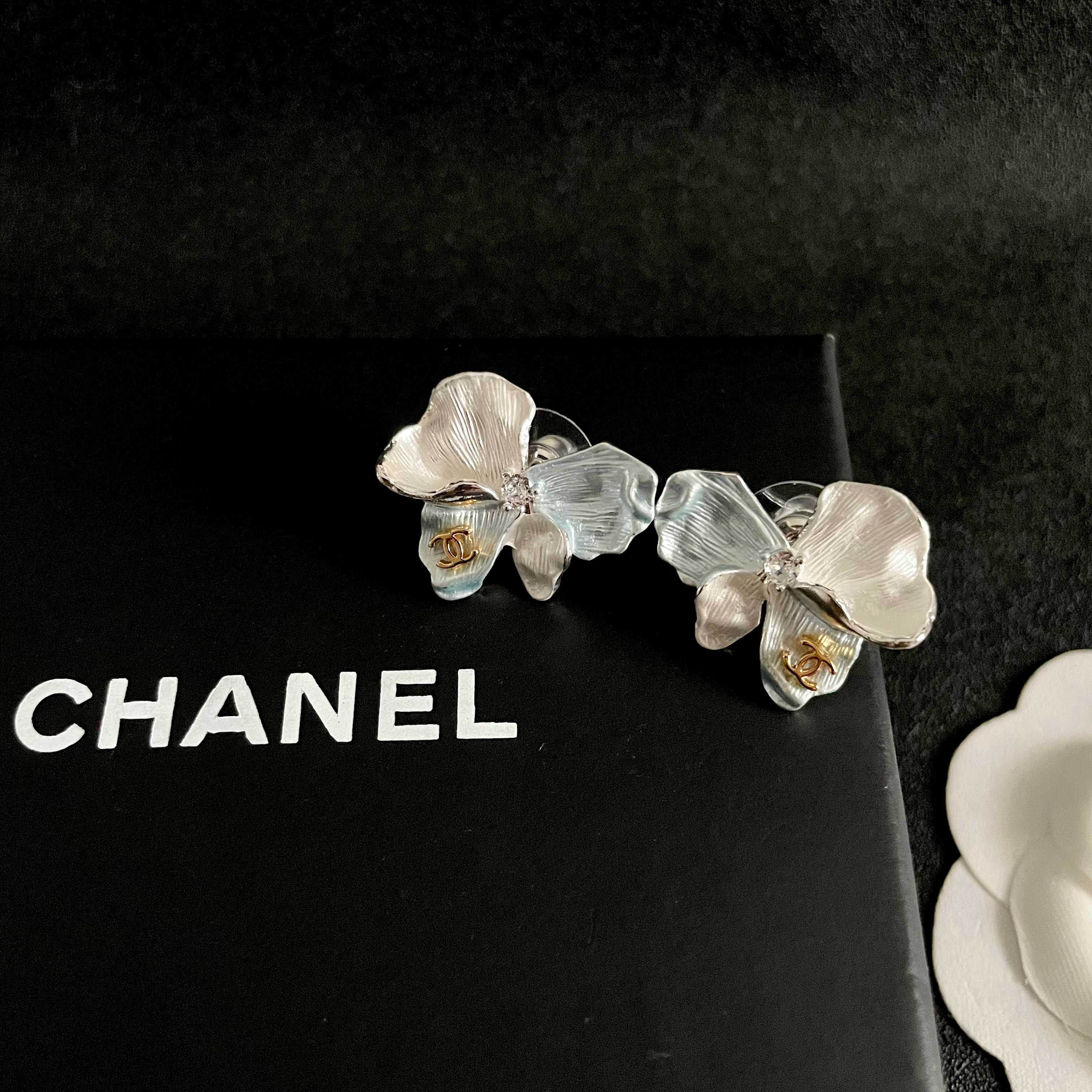 Chanel香奈儿 中古 耳钉👀小香家的款式真心无需多介绍😘🎶每一款都超好看，精致大方，非常显气质