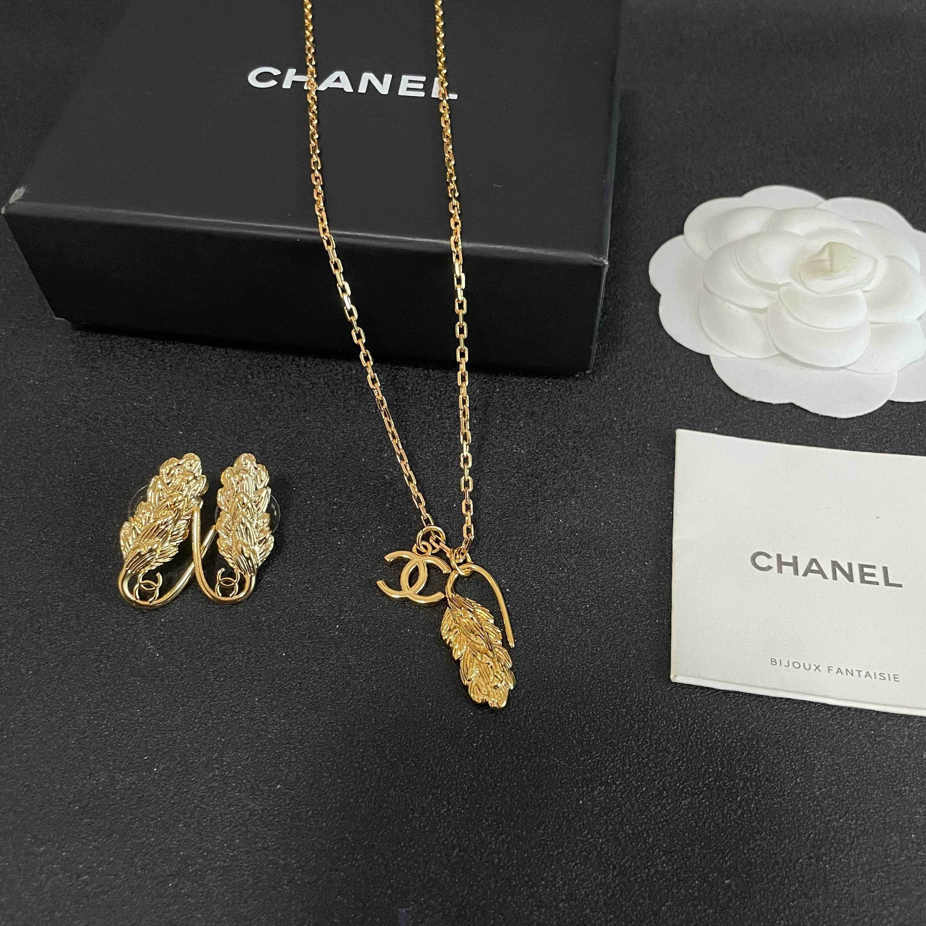Chanel香奈儿 中古 耳钉👀小香家的款式真心无需多介绍😘🎶每一款都超好看，精致大方，非常显气质