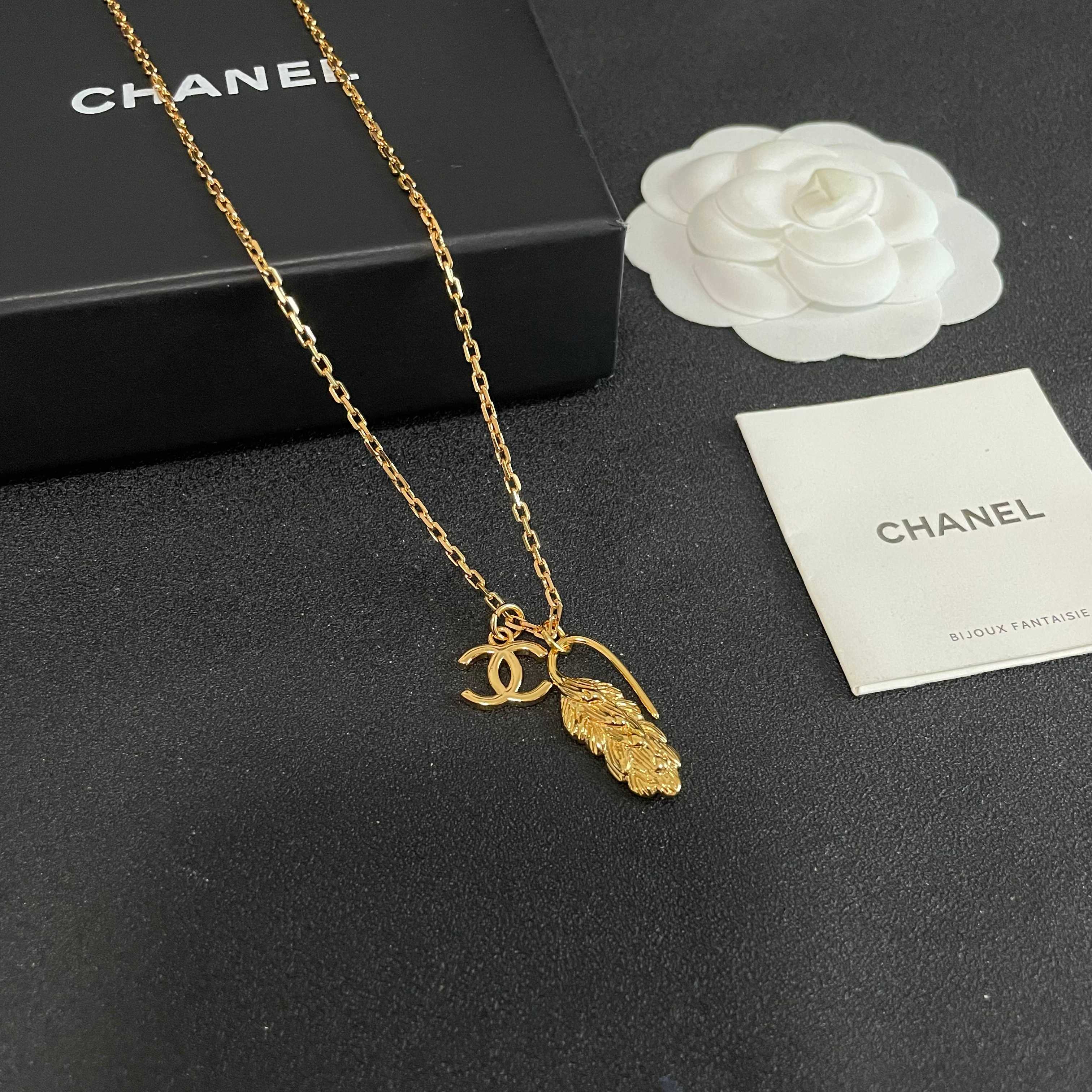 Chanel香奈儿 中古 字母项链👀小香家的款式真心无需多介绍😘🎶每一款都超好看，精致大方，非常显气质.