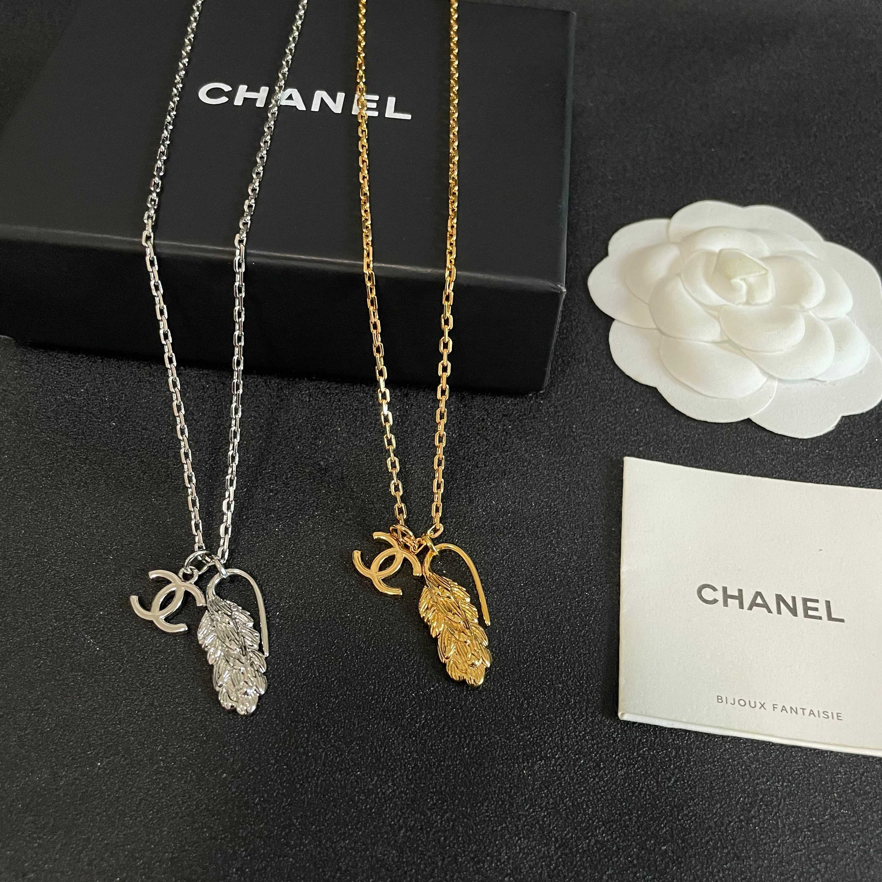 Chanel香奈儿 中古 字母项链👀小香家的款式真心无需多介绍😘🎶每一款都超好看，精致大方，非常显气质.