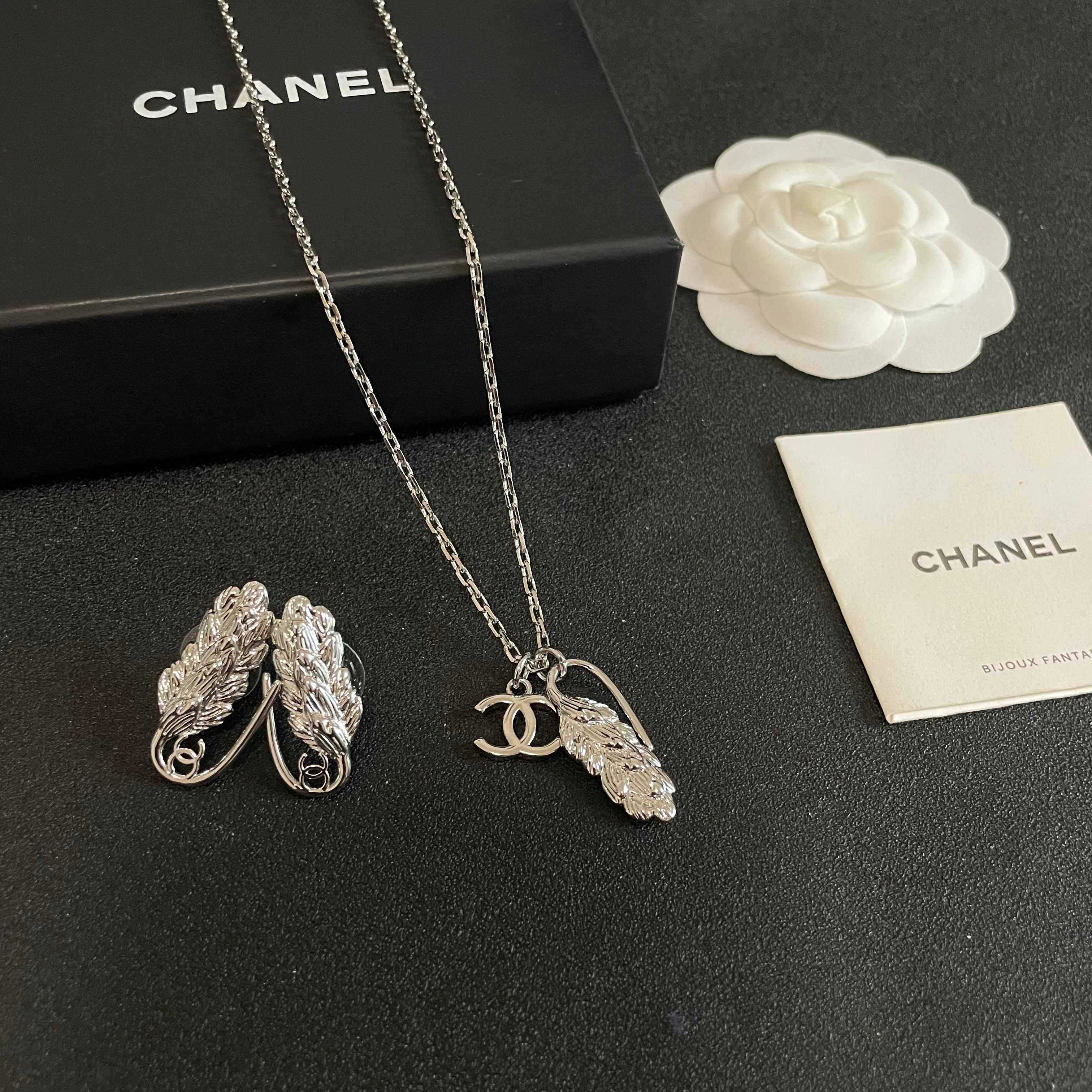 Chanel香奈儿 中古 耳钉👀小香家的款式真心无需多介绍😘🎶每一款都超好看，精致大方，非常显气质