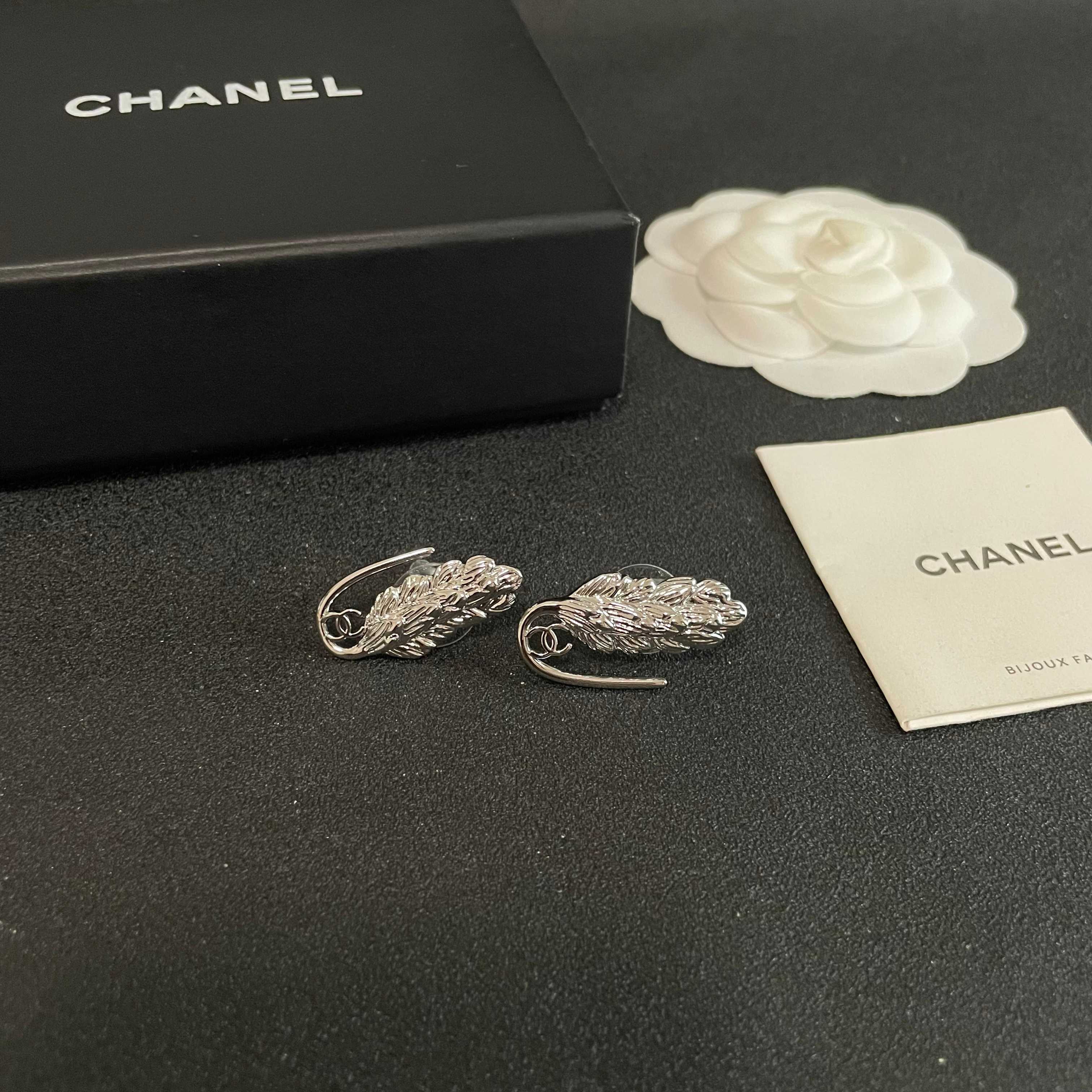 Chanel香奈儿 中古 耳钉👀小香家的款式真心无需多介绍😘🎶每一款都超好看，精致大方，非常显气质