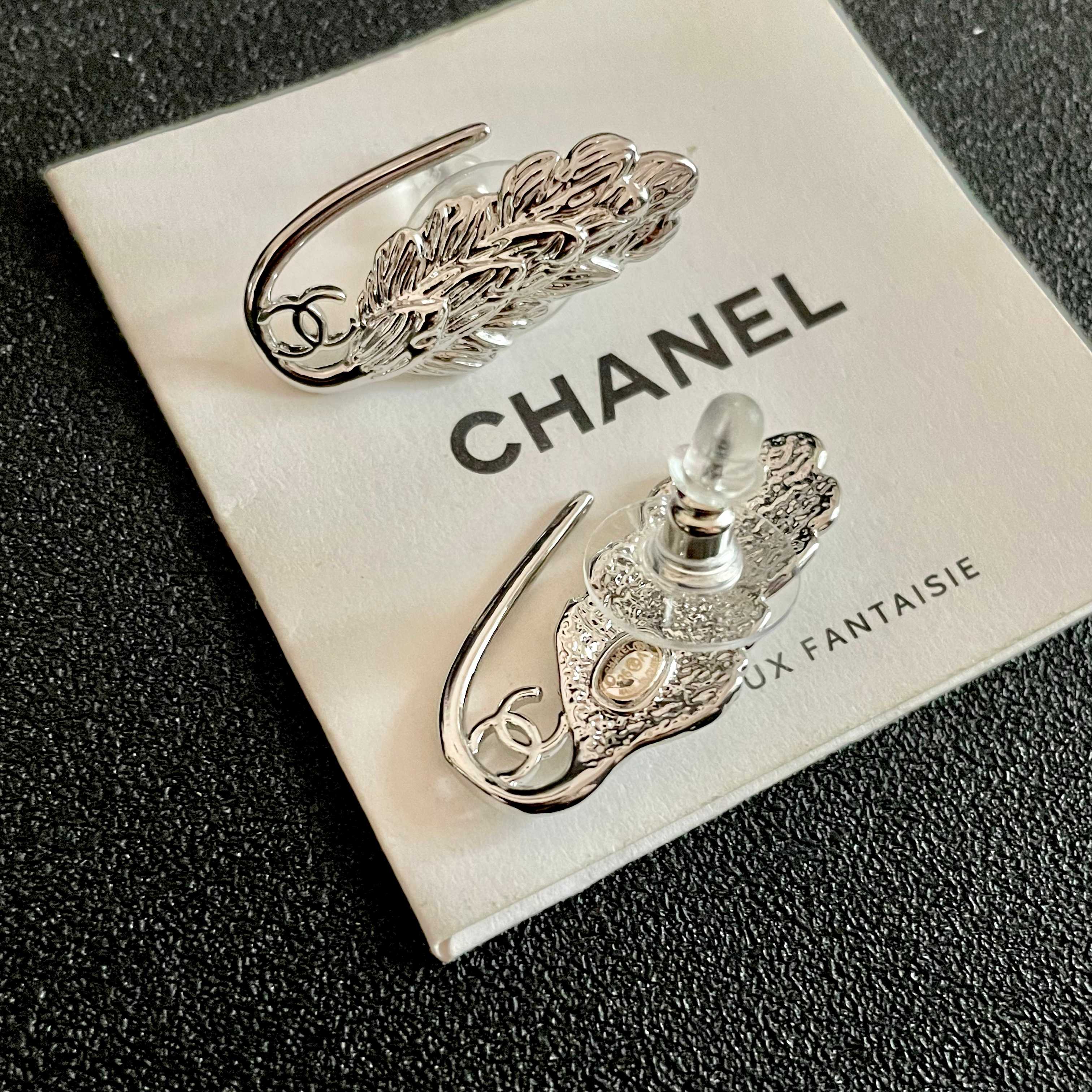 Chanel香奈儿 中古 耳钉👀小香家的款式真心无需多介绍😘🎶每一款都超好看，精致大方，非常显气质