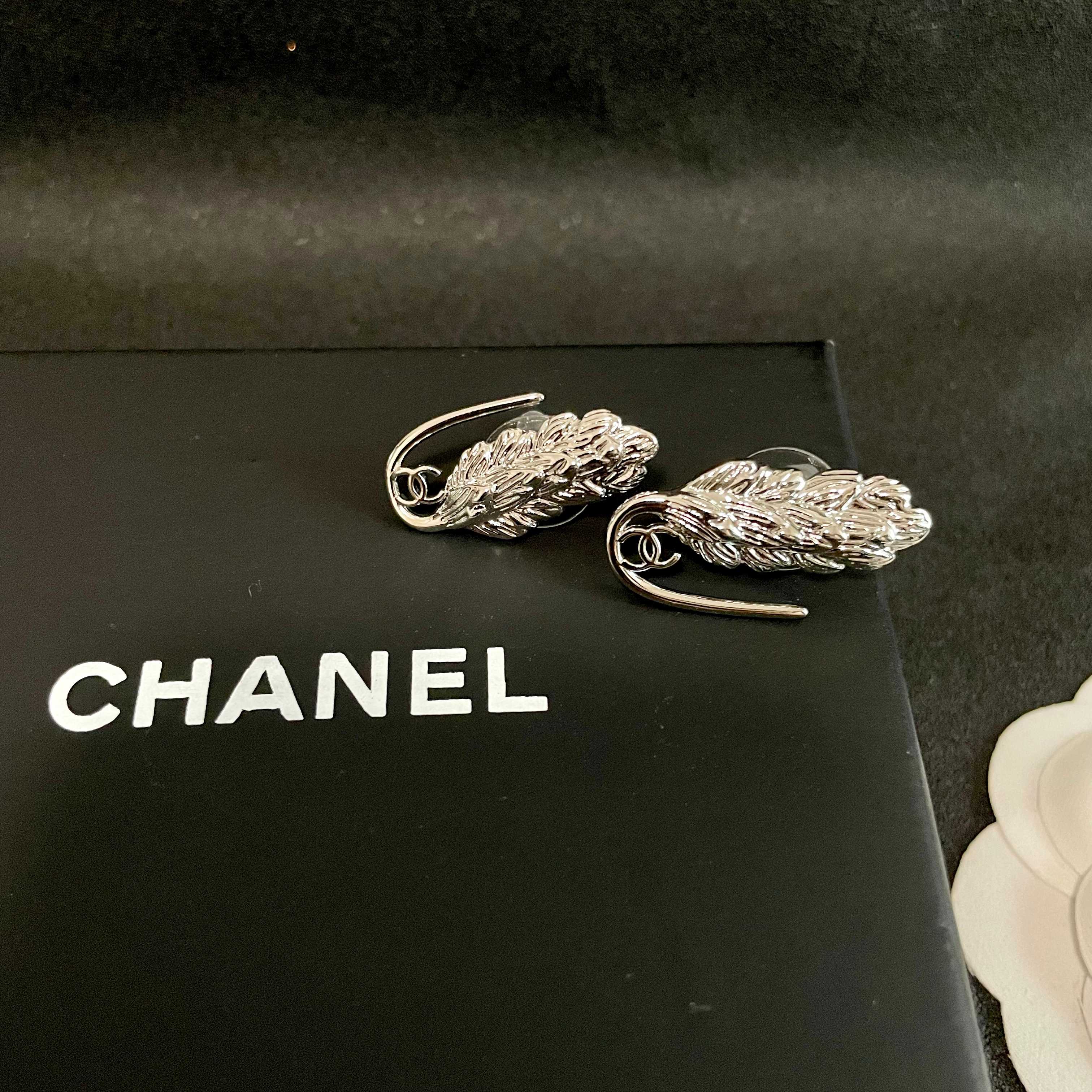 Chanel香奈儿 中古 耳钉👀小香家的款式真心无需多介绍😘🎶每一款都超好看，精致大方，非常显气质