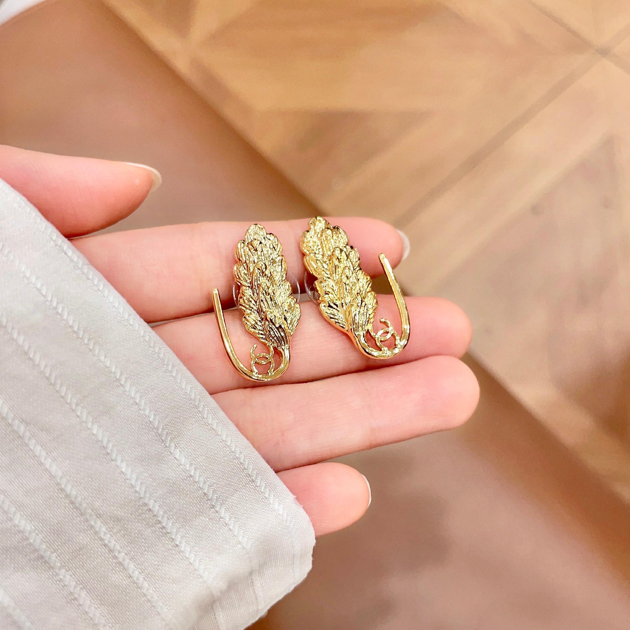 Chanel香奈儿 中古 耳钉👀小香家的款式真心无需多介绍😘🎶每一款都超好看，精致大方，非常显气质