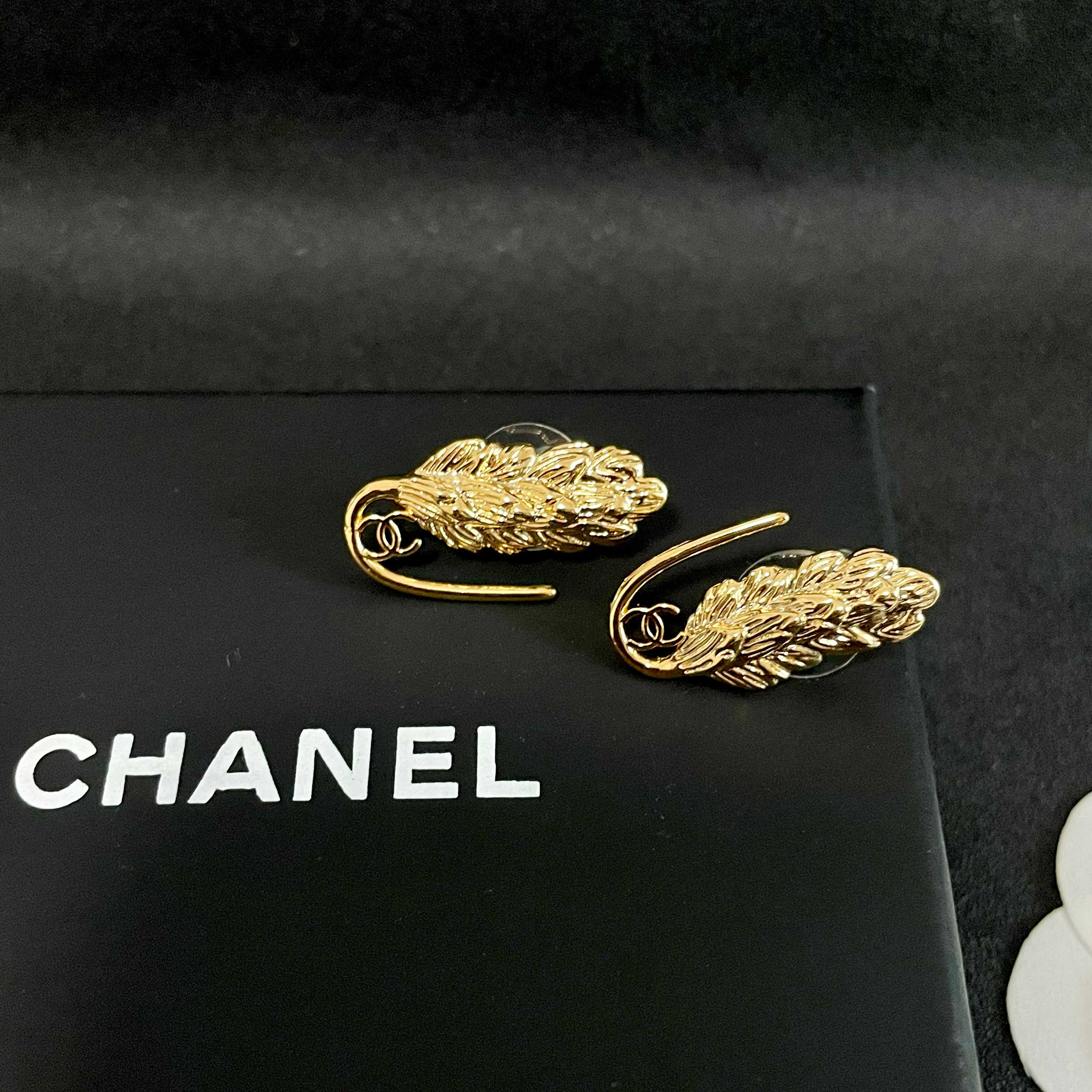 Chanel香奈儿 中古 耳钉👀小香家的款式真心无需多介绍😘🎶每一款都超好看，精致大方，非常显气质
