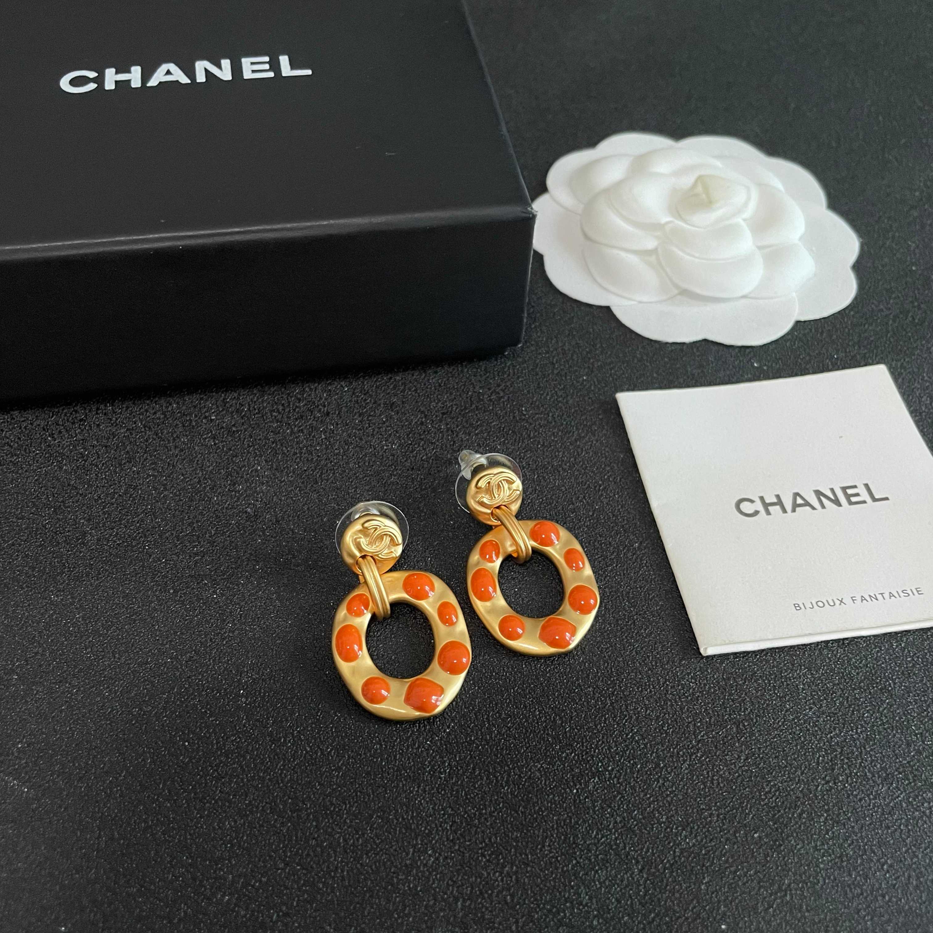 Chanel香奈儿 中古 耳钉👀小香家的款式真心无需多介绍😘🎶每一款都超好看，精致大方，非常显气质