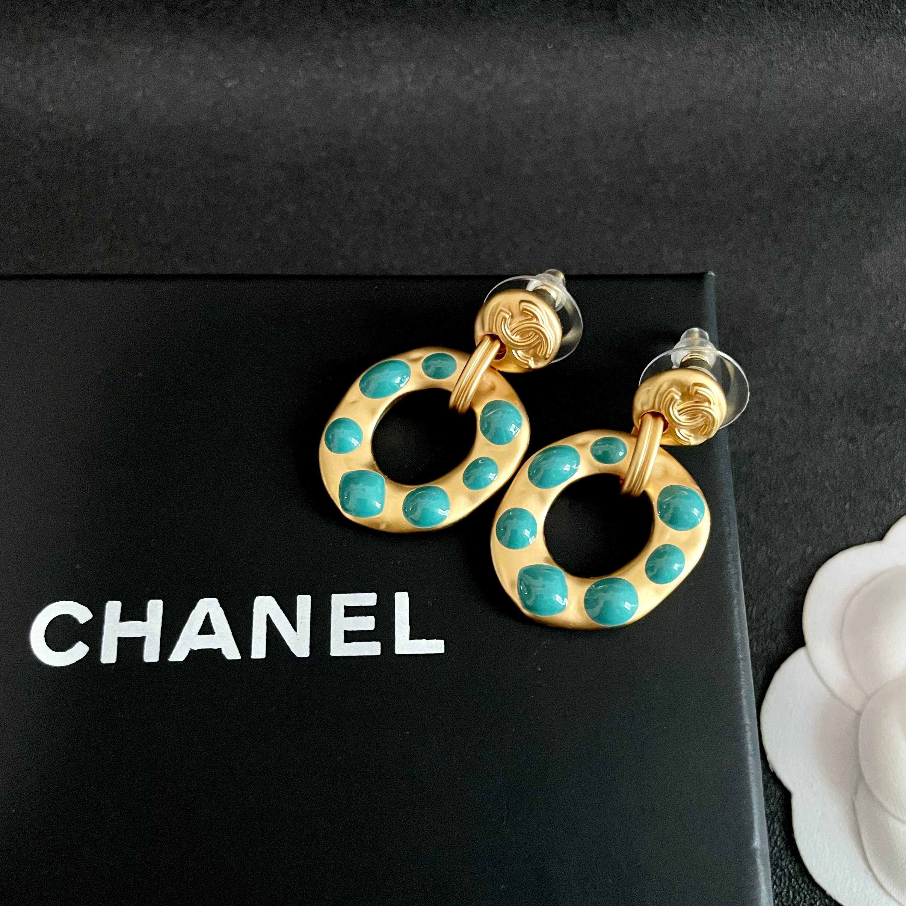 Chanel香奈儿 中古 耳钉👀小香家的款式真心无需多介绍😘🎶每一款都超好看，精致大方，非常显气质