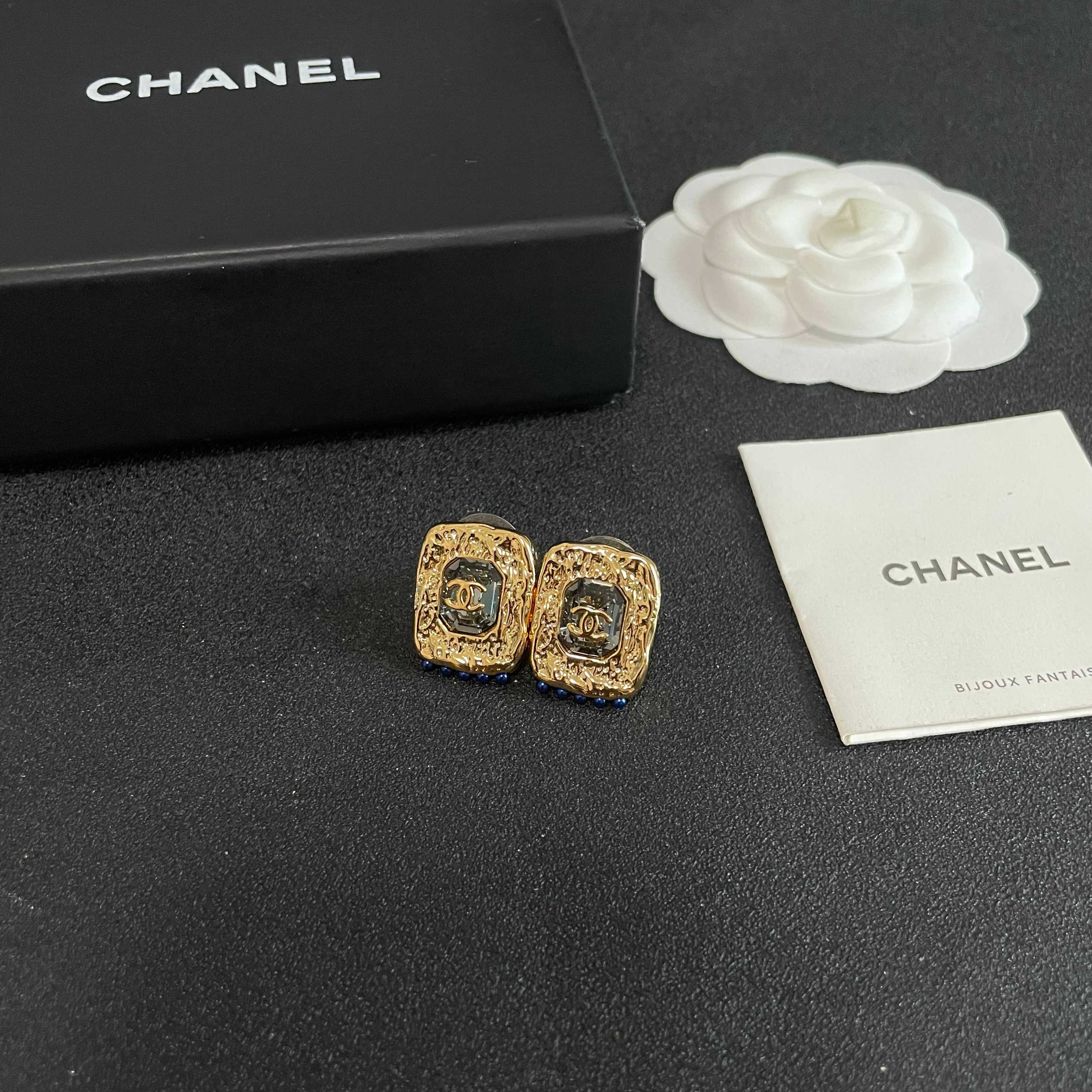 Chanel香奈儿 中古 耳钉👀小香家的款式真心无需多介绍😘🎶每一款都超好看，精致大方，非常显气质