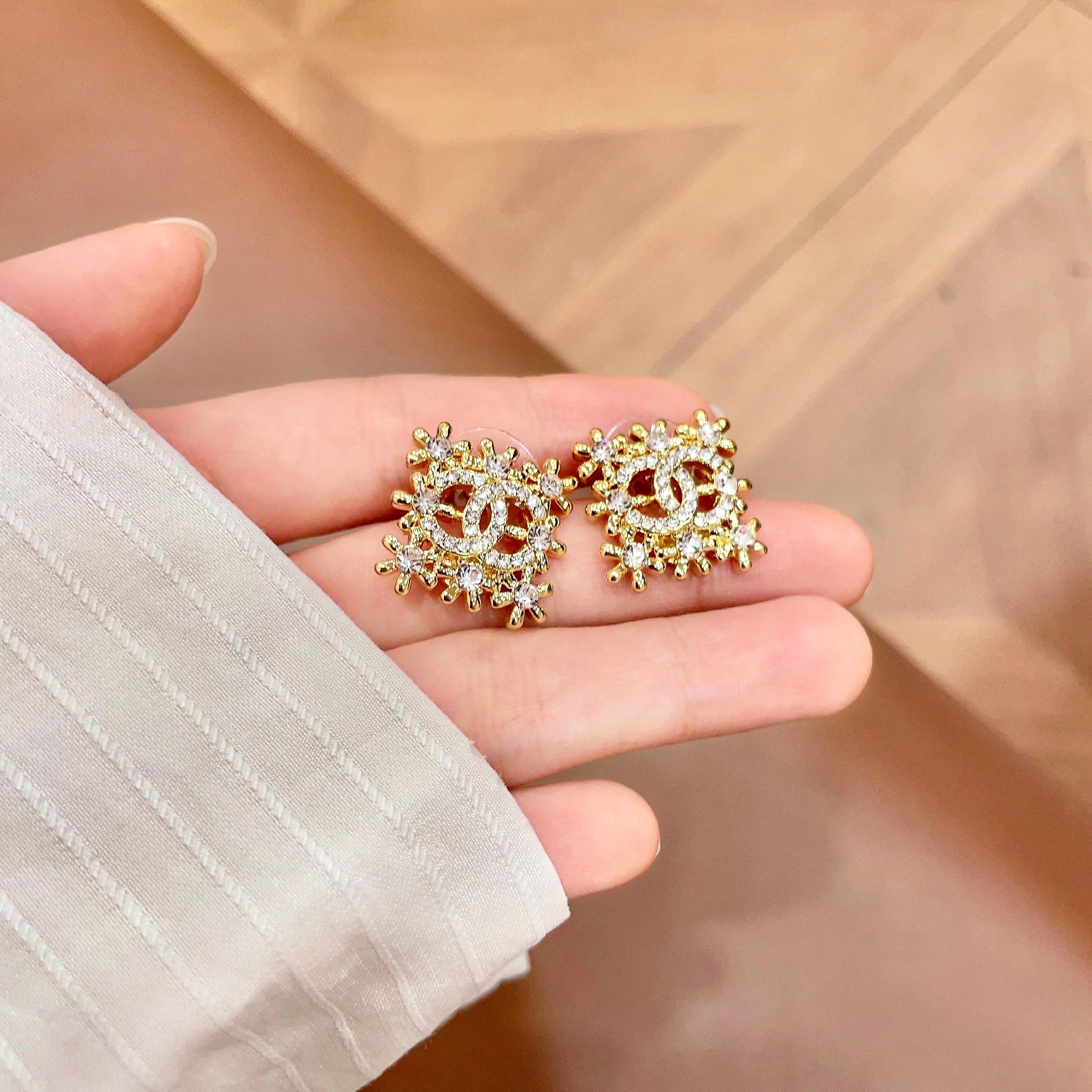 Chanel香奈儿 中古 耳钉👀小香家的款式真心无需多介绍😘🎶每一款都超好看，精致大方，非常显气质