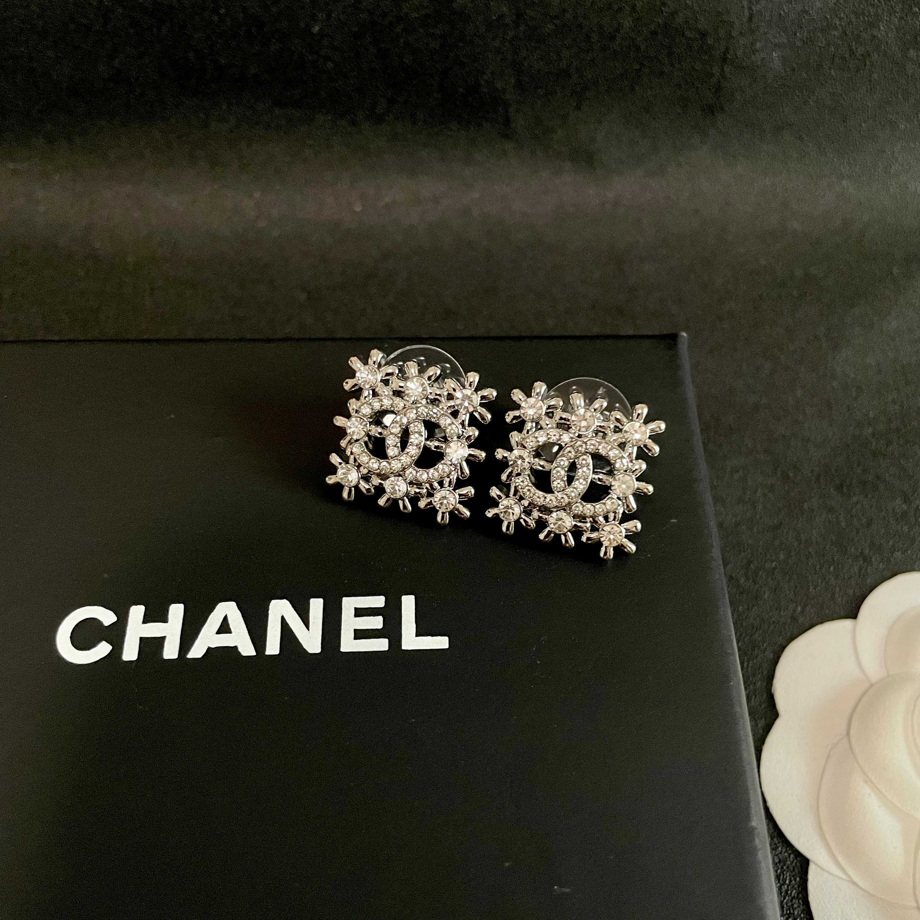 Chanel香奈儿 中古 耳钉👀小香家的款式真心无需多介绍😘🎶每一款都超好看，精致大方，非常显气质