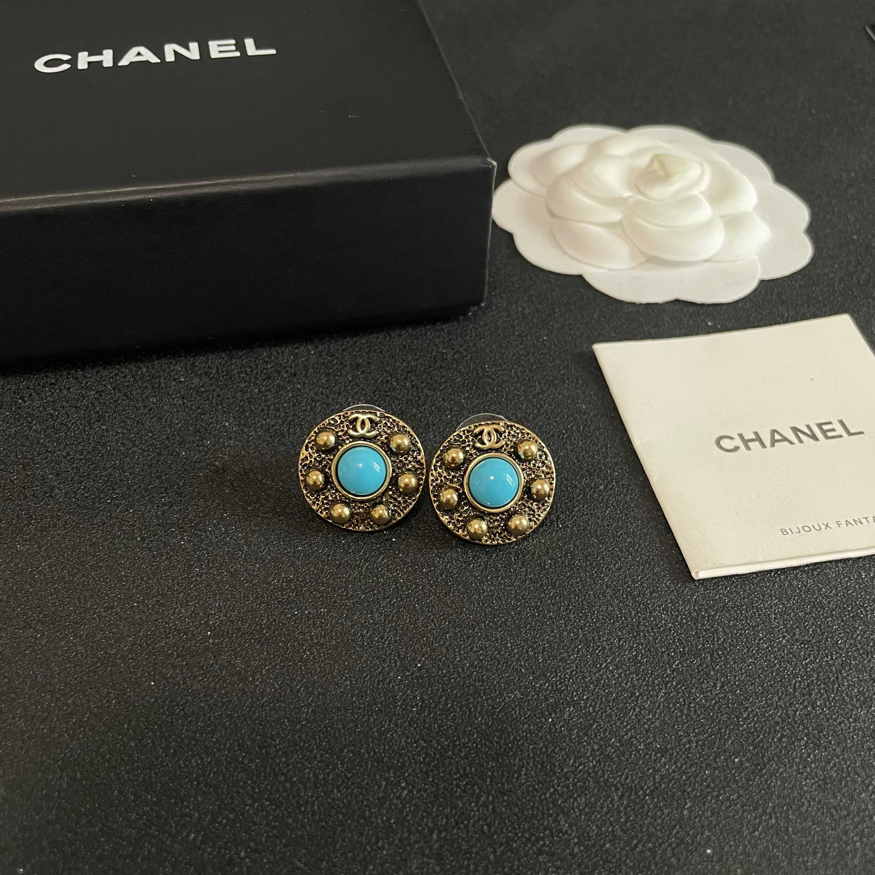 Chanel香奈儿 中古 耳钉👀小香家的款式真心无需多介绍😘🎶每一款都超好看，精致大方，非常显气质