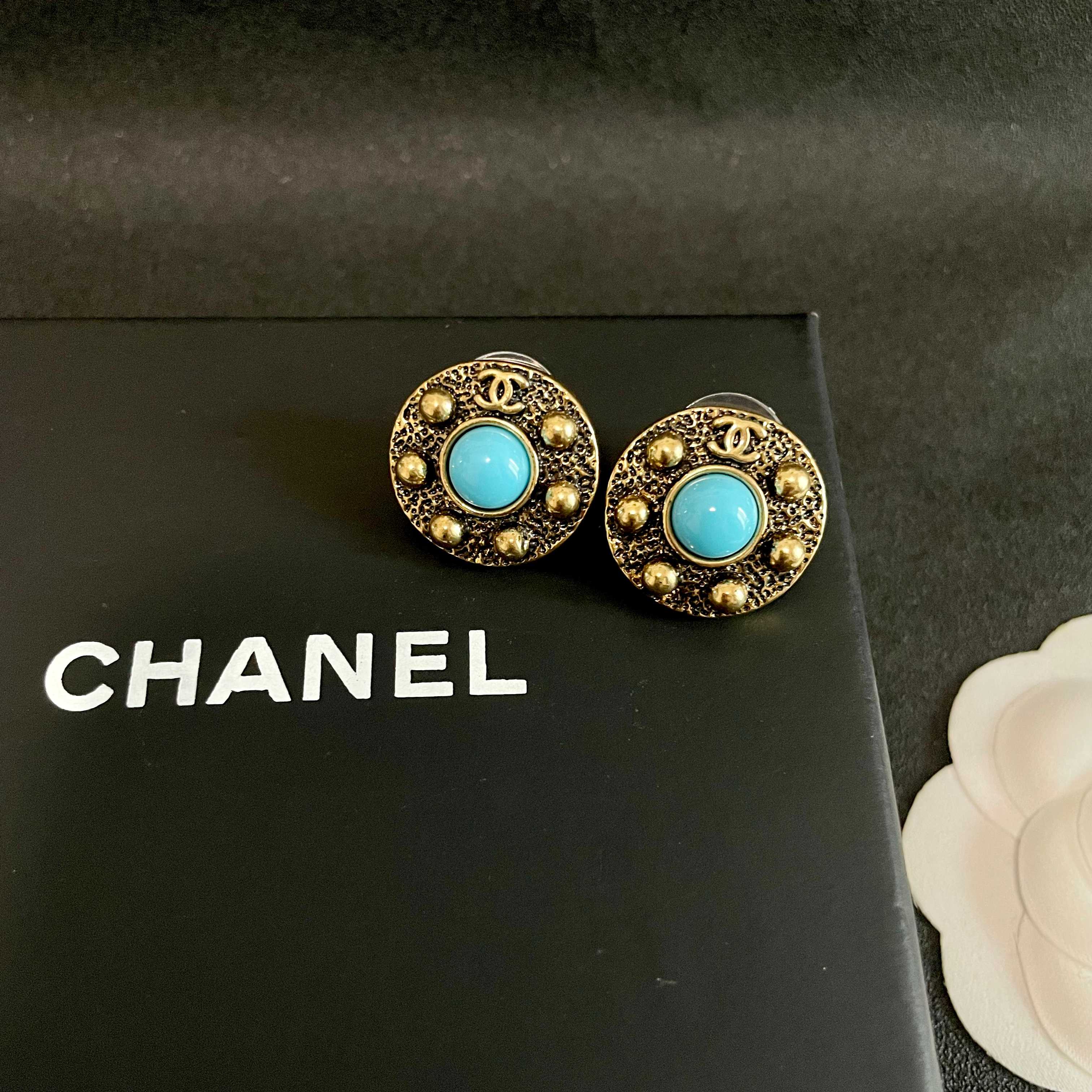 Chanel香奈儿 中古 耳钉👀小香家的款式真心无需多介绍😘🎶每一款都超好看，精致大方，非常显气质