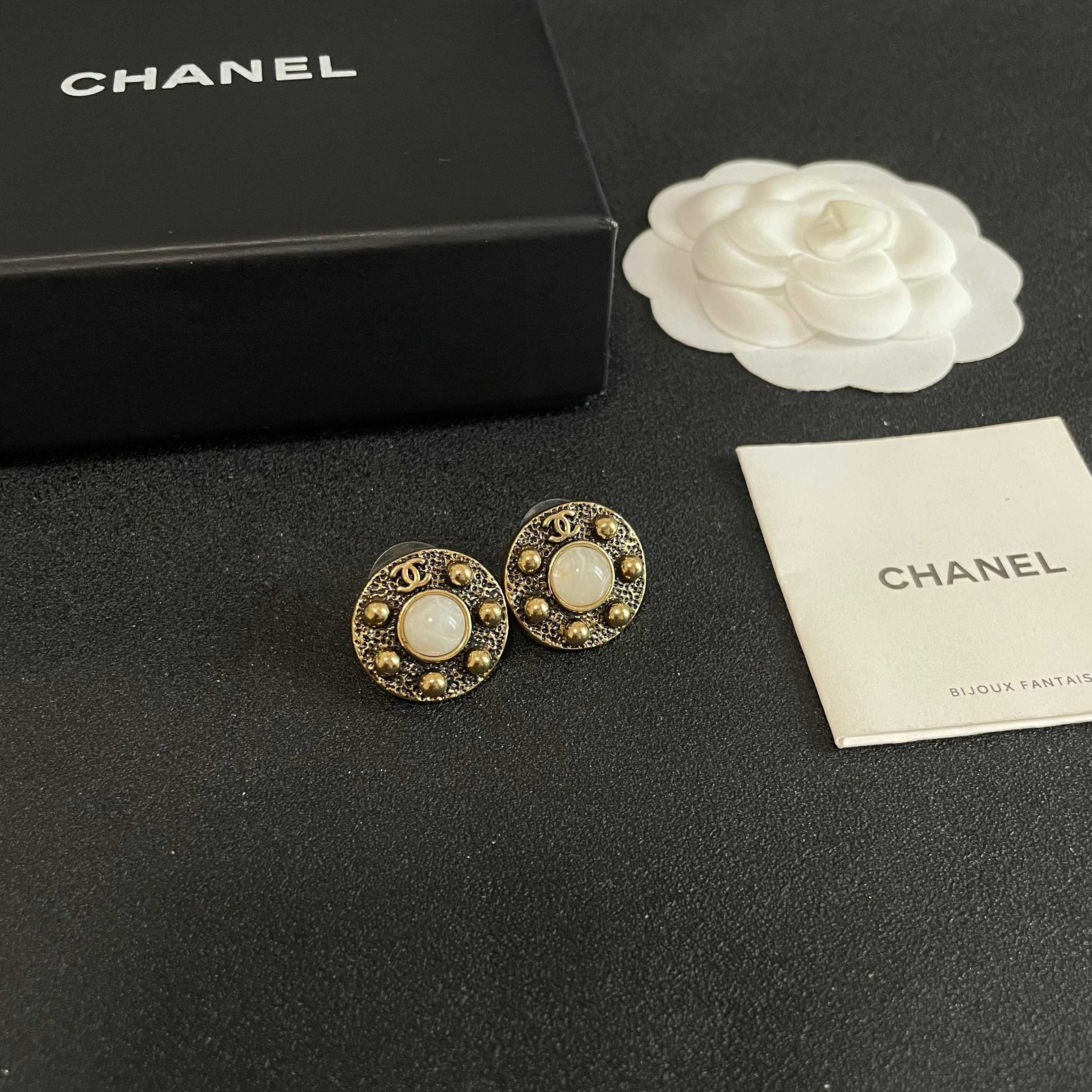 Chanel香奈儿 中古 耳钉👀小香家的款式真心无需多介绍😘🎶每一款都超好看，精致大方，非常显气质