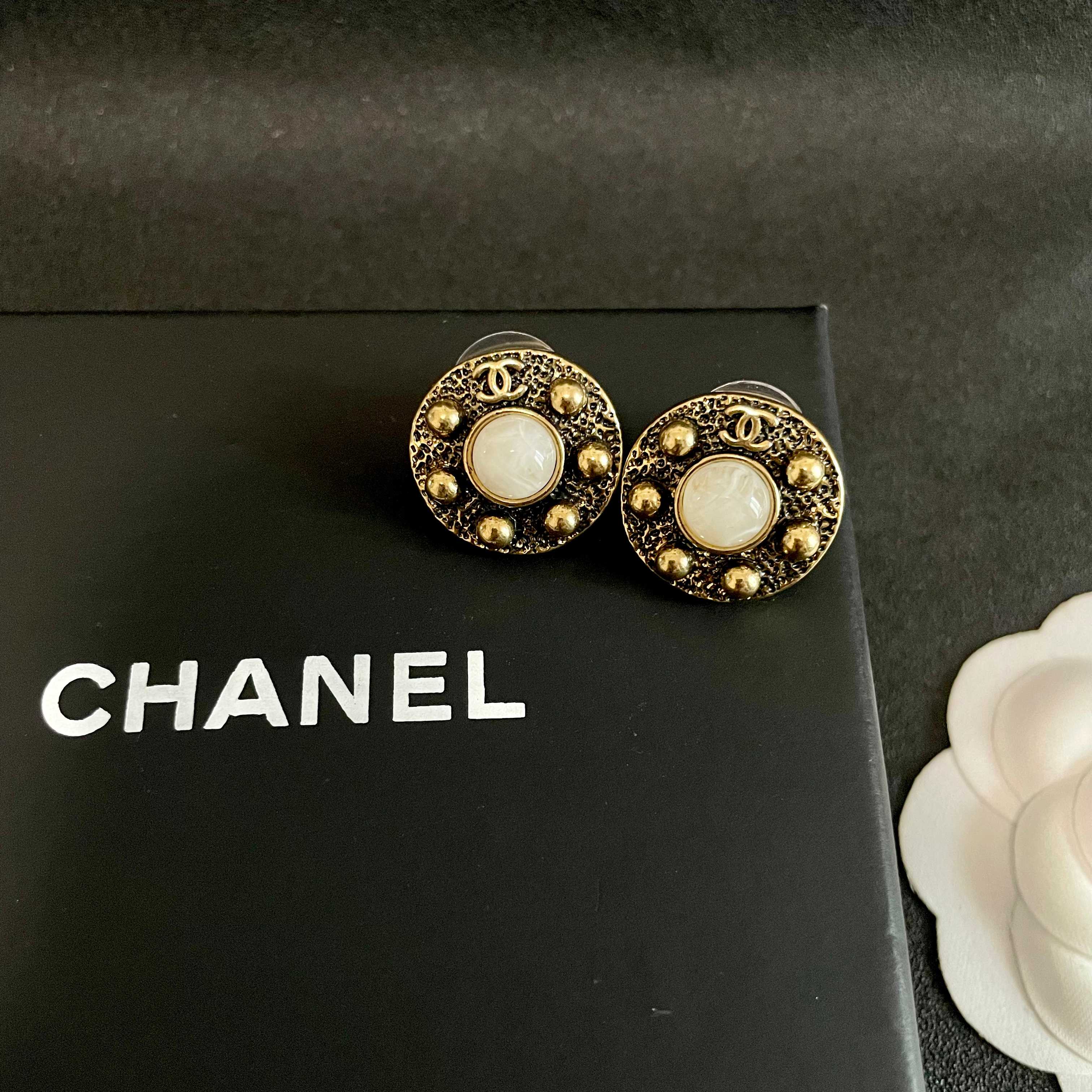 Chanel香奈儿 中古 耳钉👀小香家的款式真心无需多介绍😘🎶每一款都超好看，精致大方，非常显气质