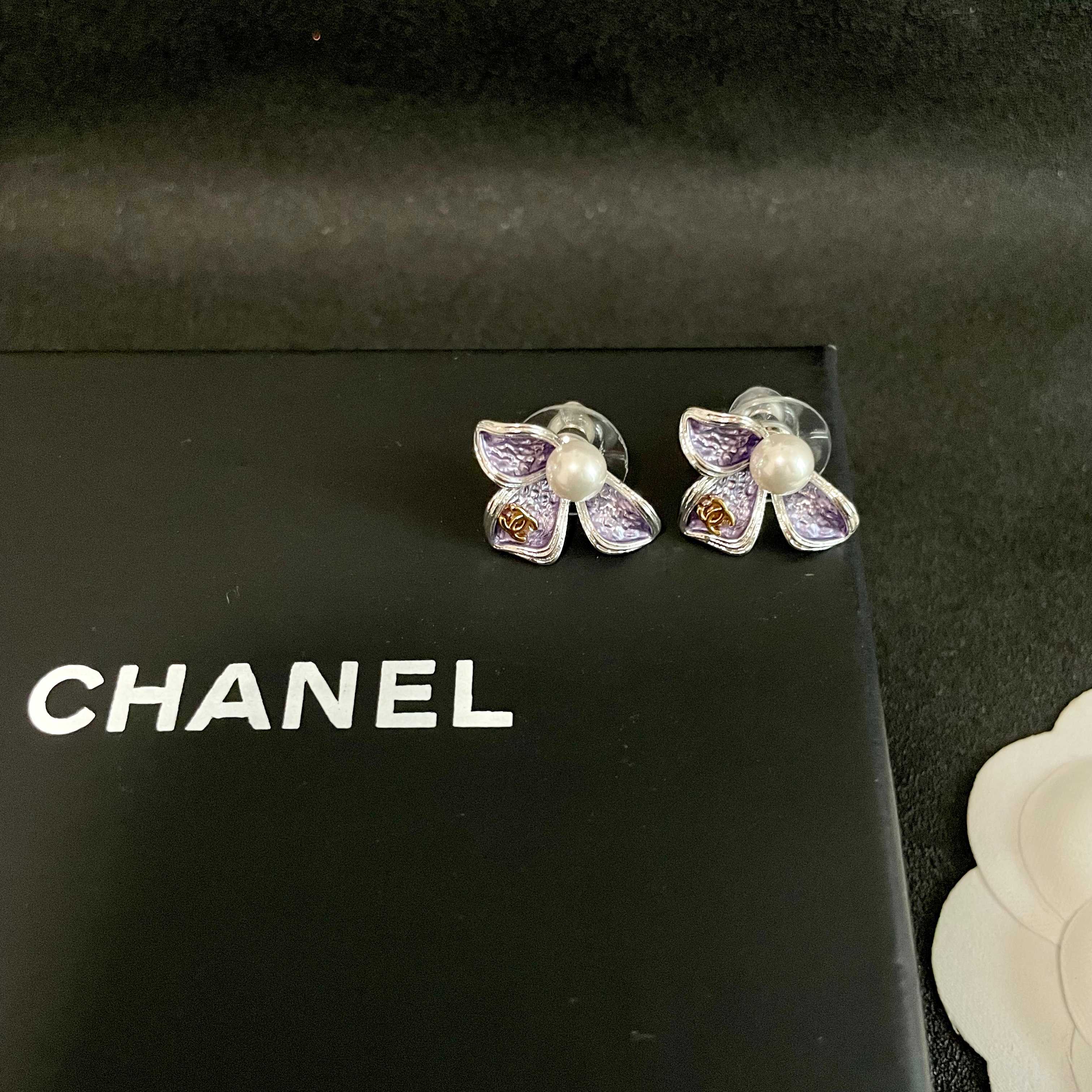 Chanel香奈儿 中古 耳钉👀小香家的款式真心无需多介绍😘🎶每一款都超好看，精致大方，非常显气质