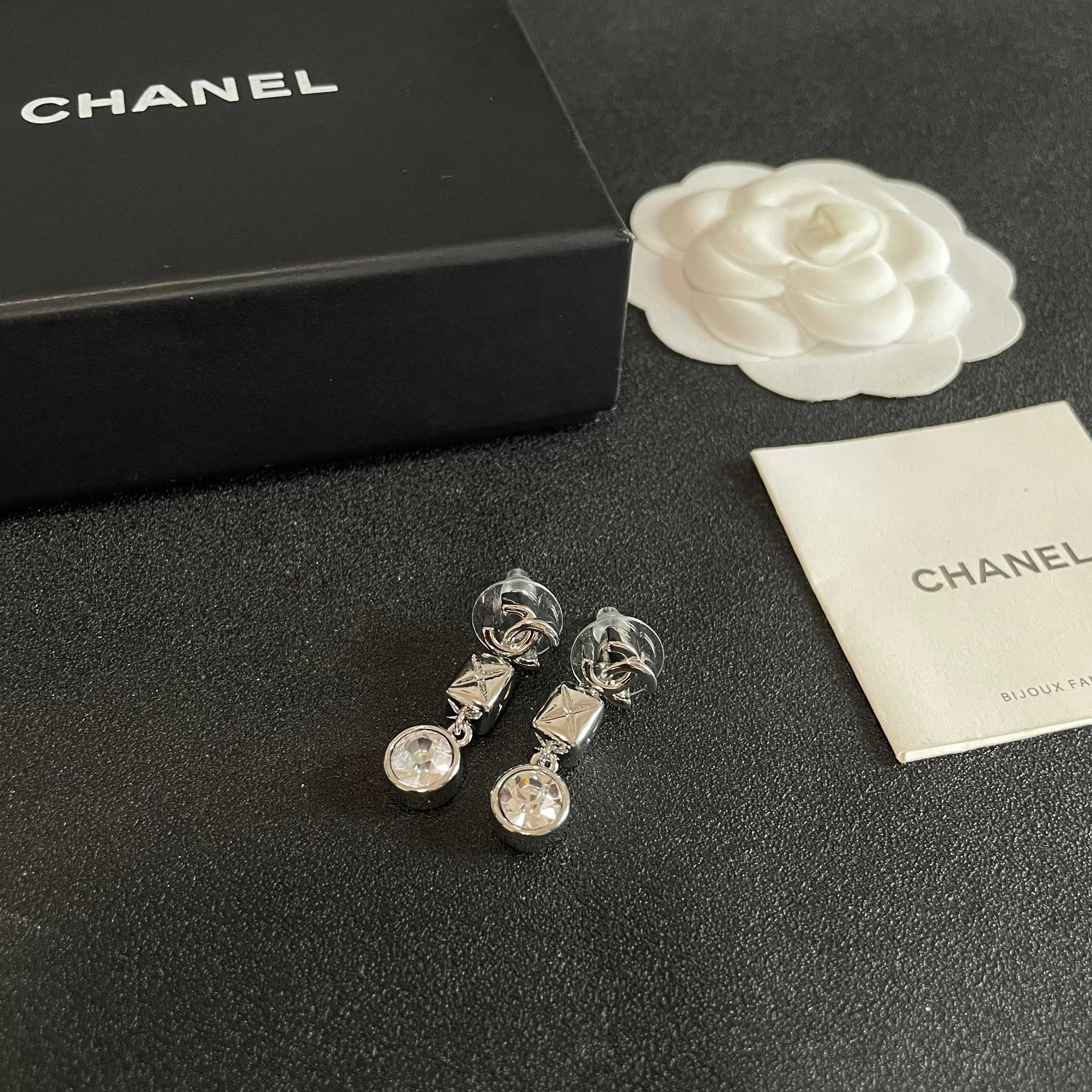 Chanel香奈儿 中古 耳钉👀小香家的款式真心无需多介绍😘🎶每一款都超好看，精致大方，非常显气质