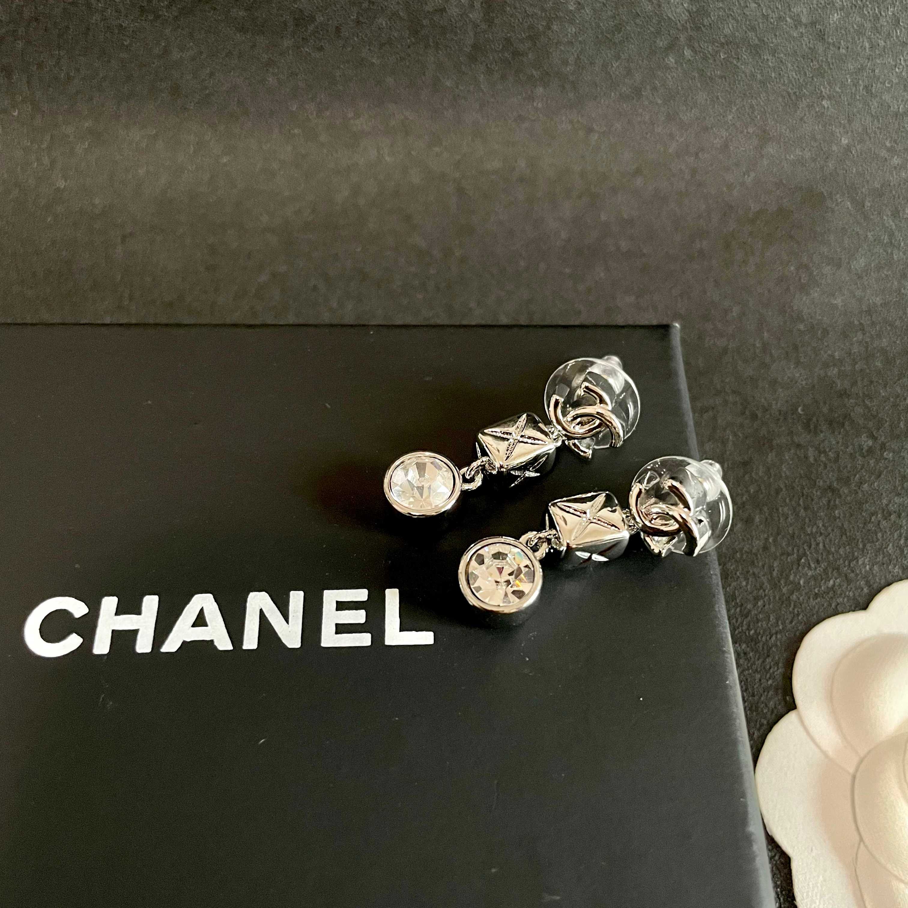 Chanel香奈儿 中古 耳钉👀小香家的款式真心无需多介绍😘🎶每一款都超好看，精致大方，非常显气质