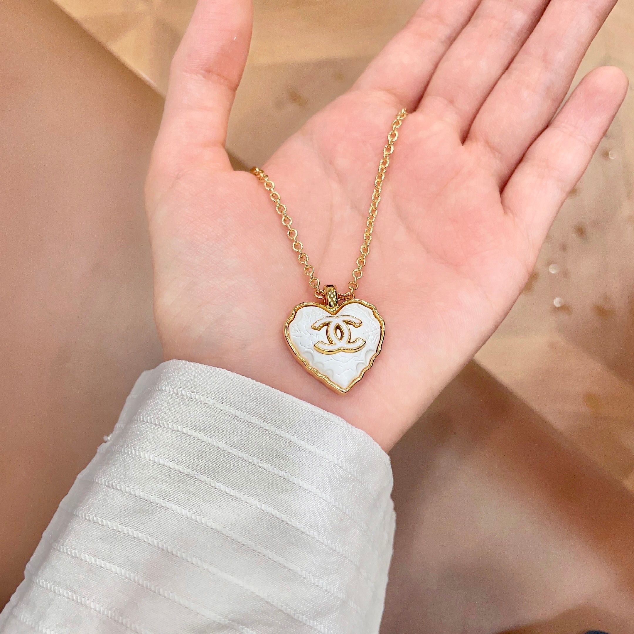 Chanel香奈儿 中古 字母项链👀小香家的款式真心无需多介绍😘🎶每一款都超好看，精致大方，非常显气质.