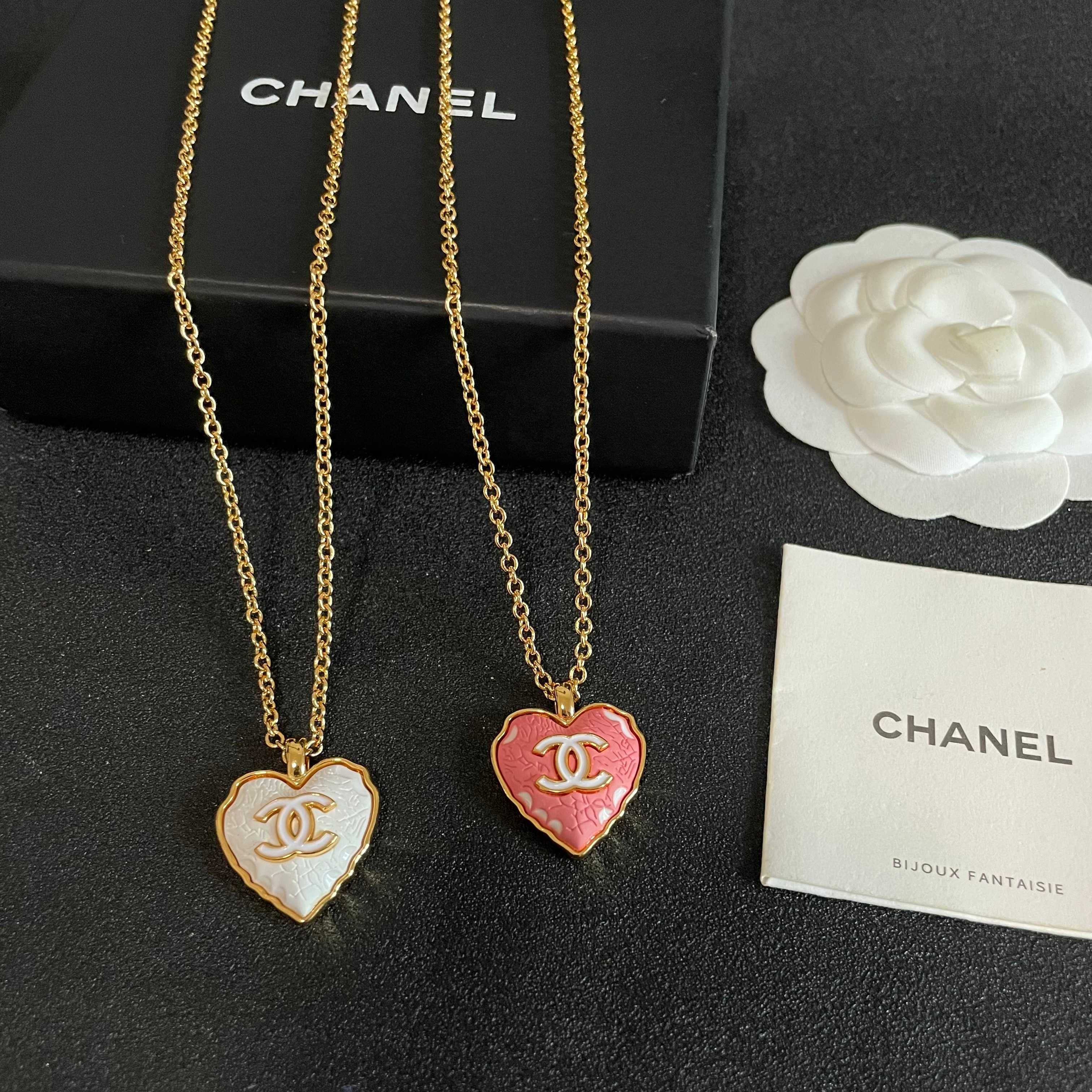 Chanel香奈儿 中古 字母项链👀小香家的款式真心无需多介绍😘🎶每一款都超好看，精致大方，非常显气质.