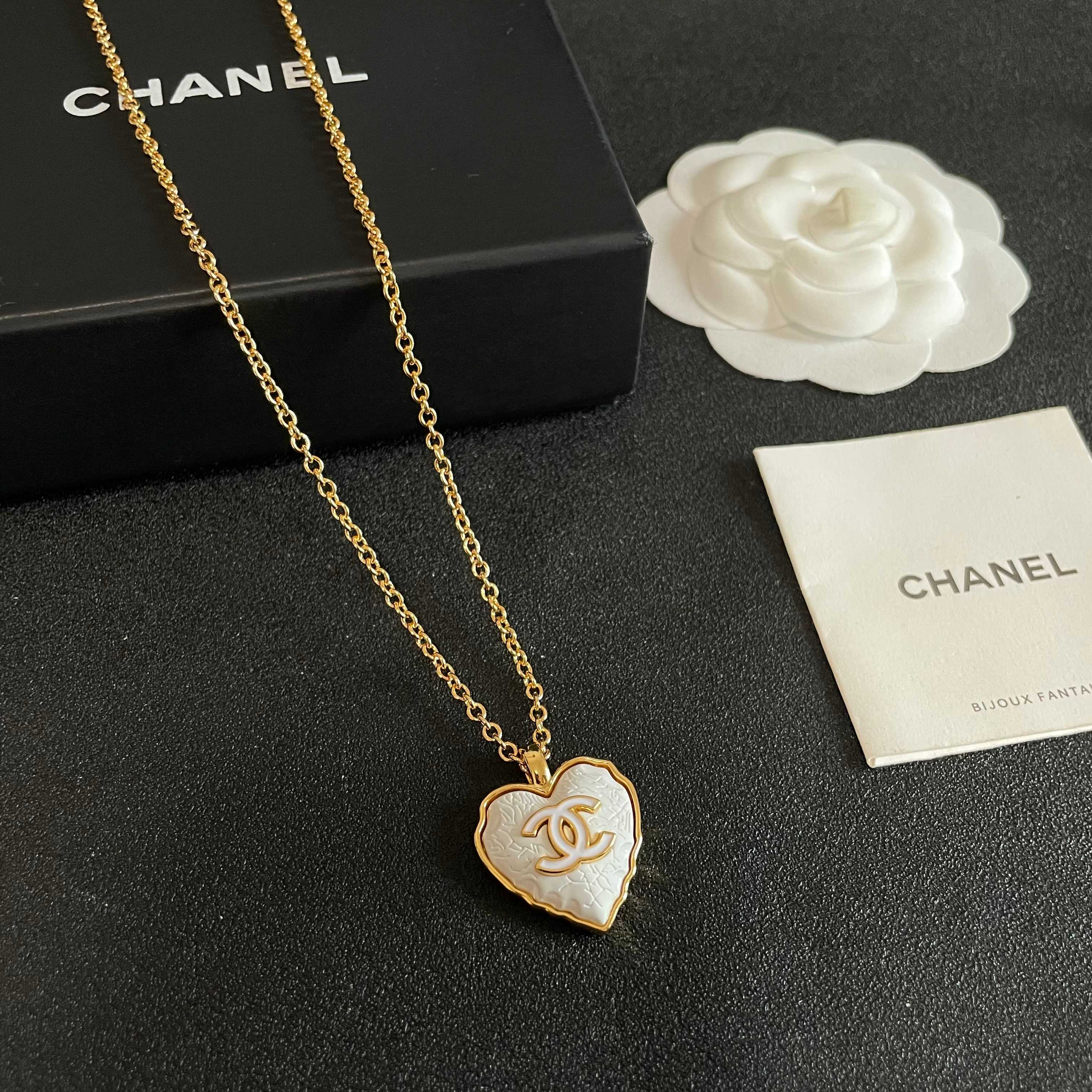 Chanel香奈儿 中古 字母项链👀小香家的款式真心无需多介绍😘🎶每一款都超好看，精致大方，非常显气质.